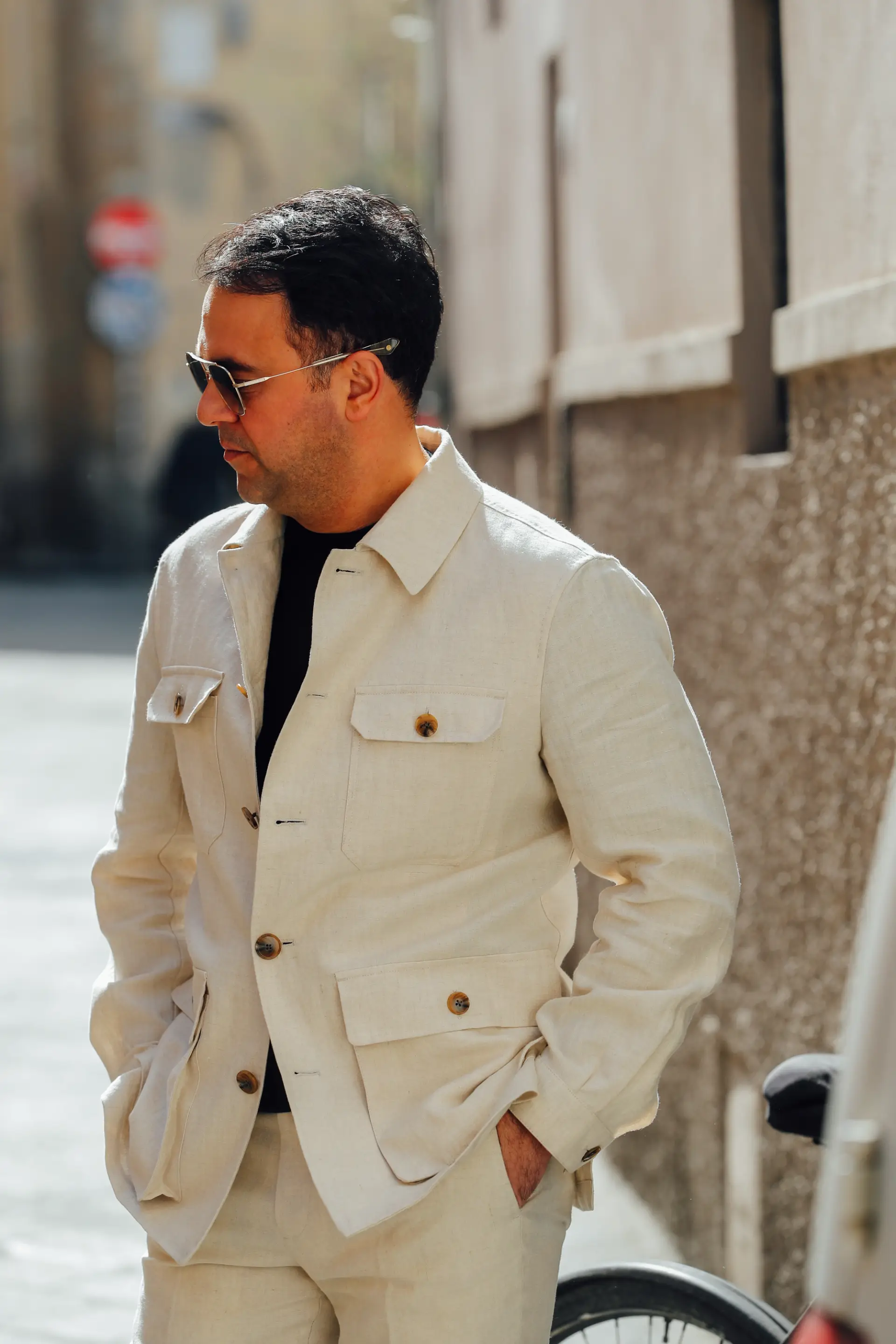 Amir in safari jacket broek in Florence