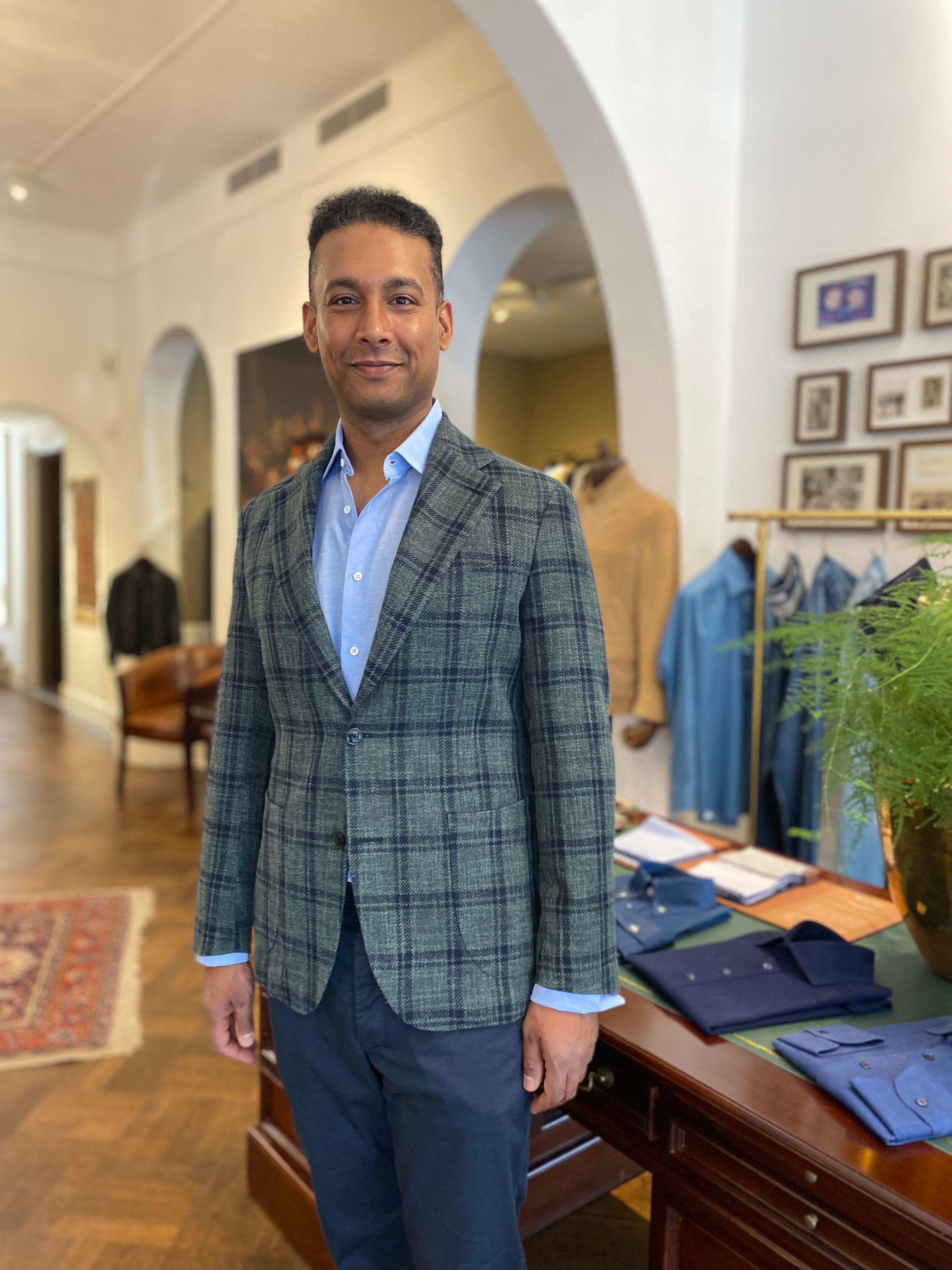 Klant draagt groen ruiten colbert op maat bij Ettemadis Den Haag