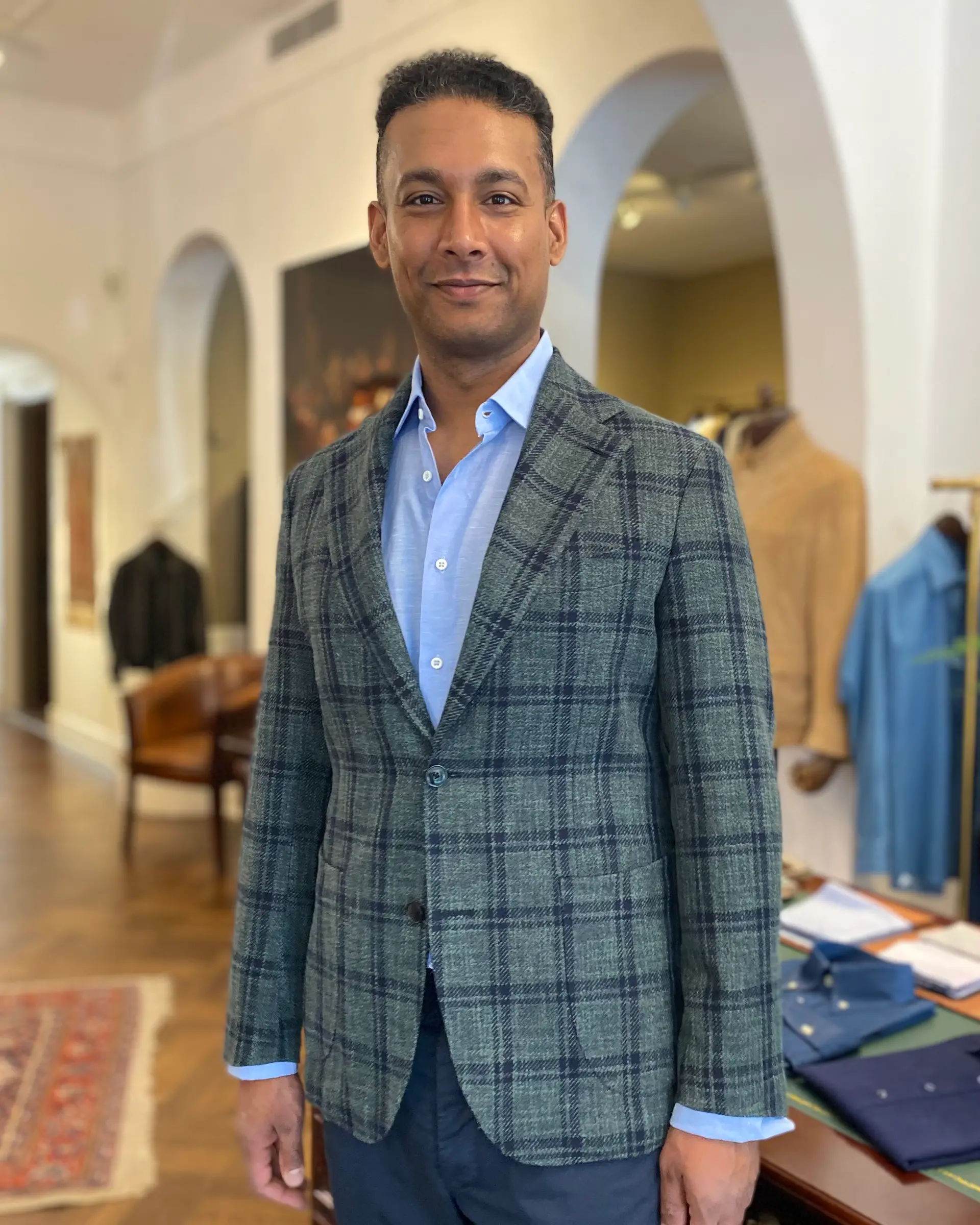 Klant draagt groen ruiten colbert op maat bij Ettemadis Den Haag