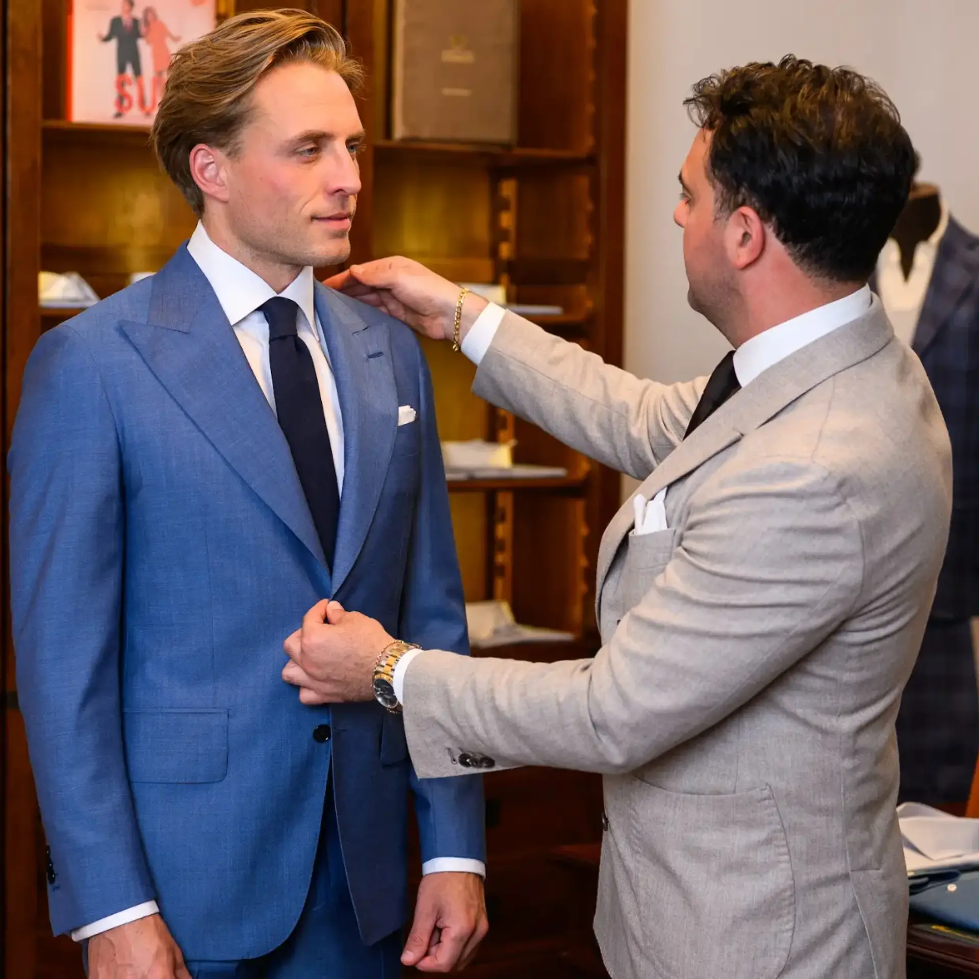 Klant in beige trouwkostuum van Ettemadis Den Haag