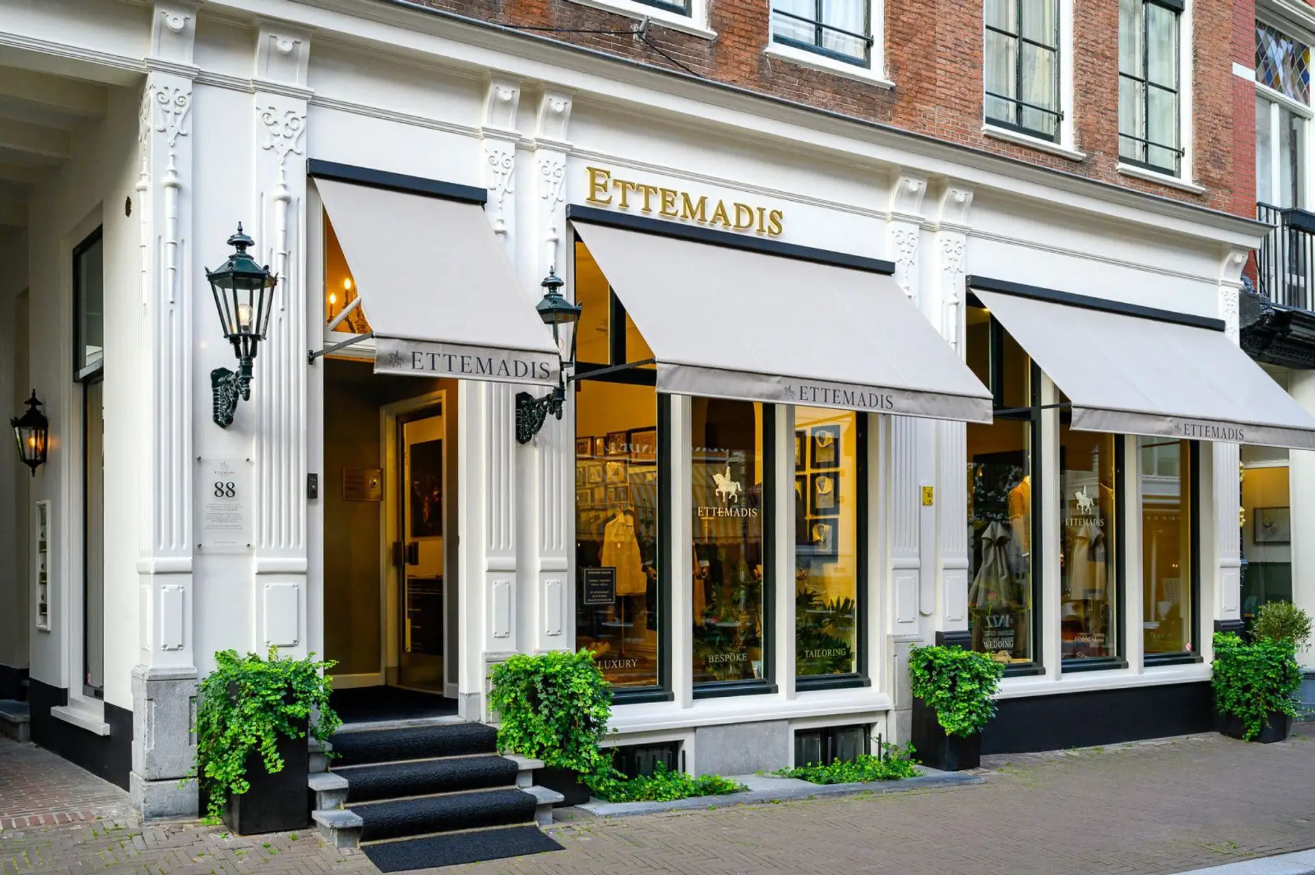 Ettemadis uitzicht naar achteren in Den Haag