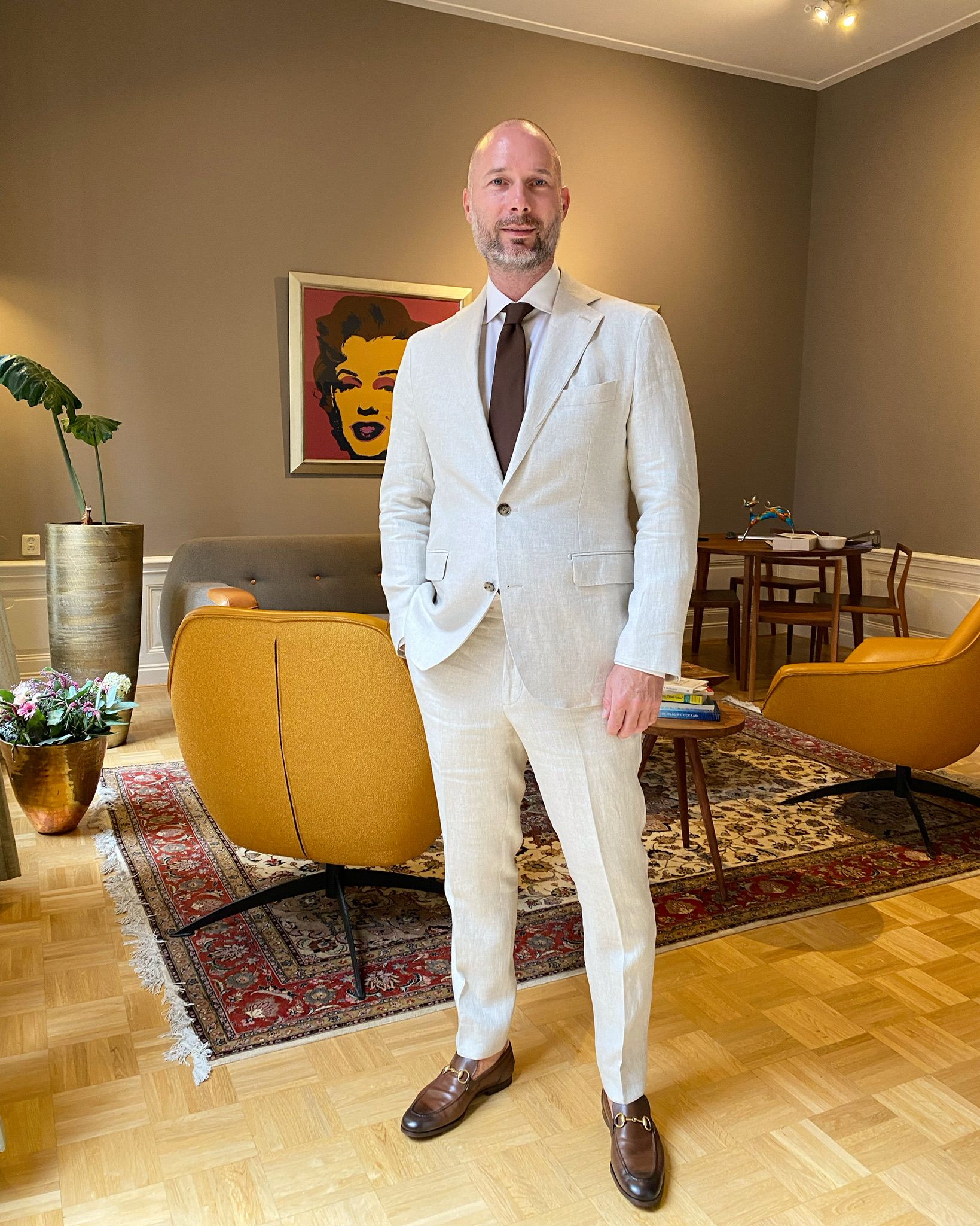 Klant in linnen beige maatpak bij Ettemadis