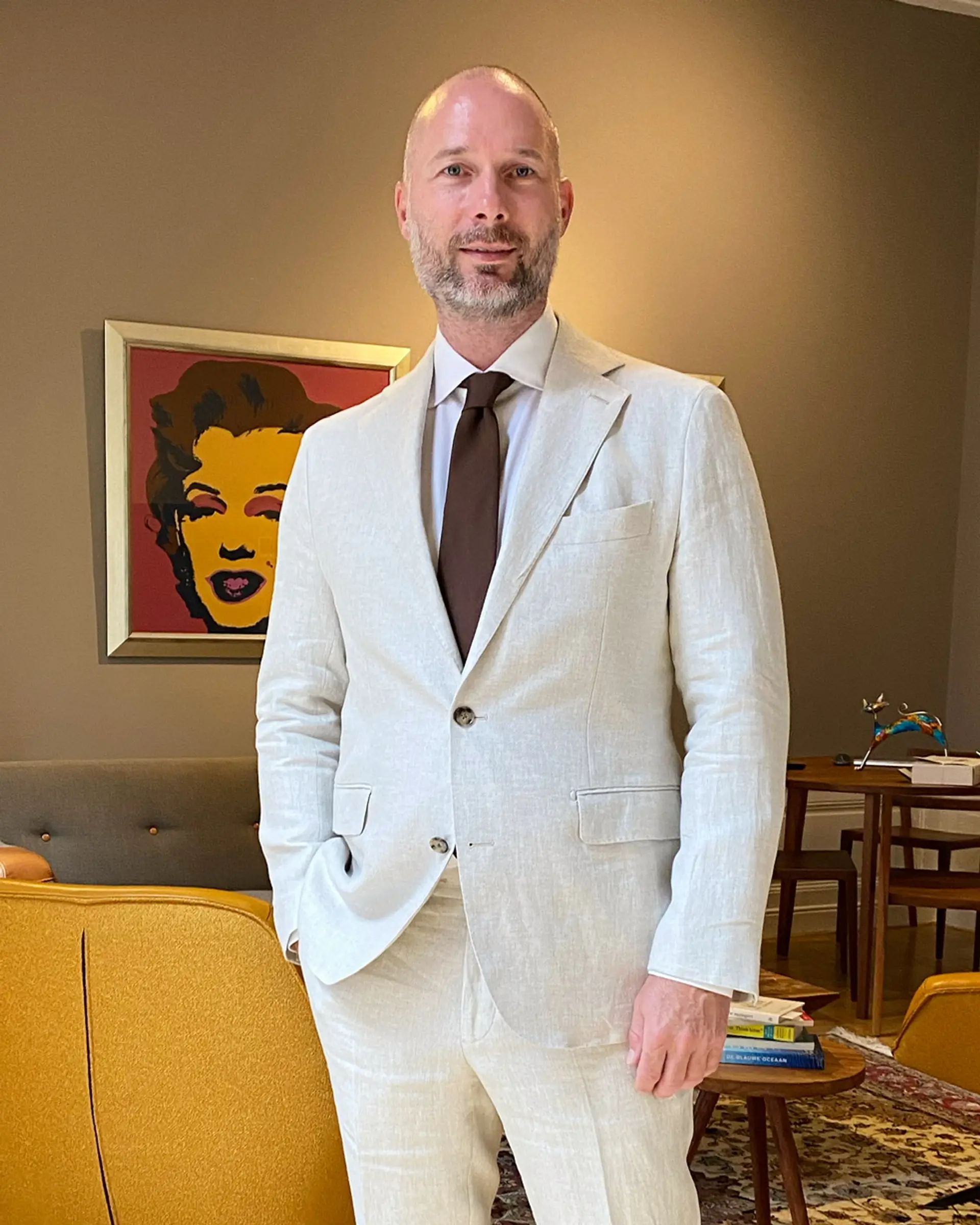 Klant in linnen beige maatpak bij Ettemadis