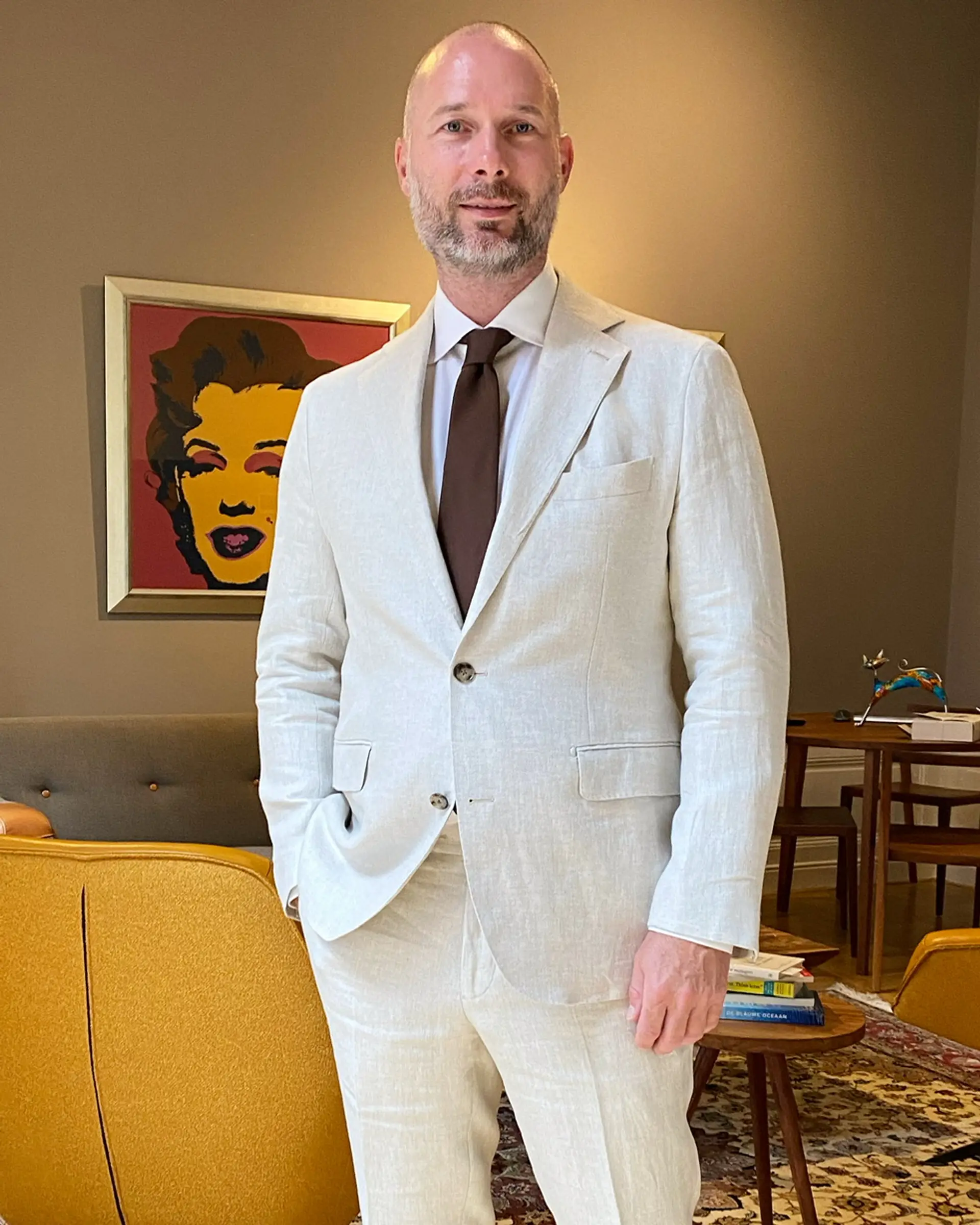 Klant in linnen beige maatpak bij Ettemadis