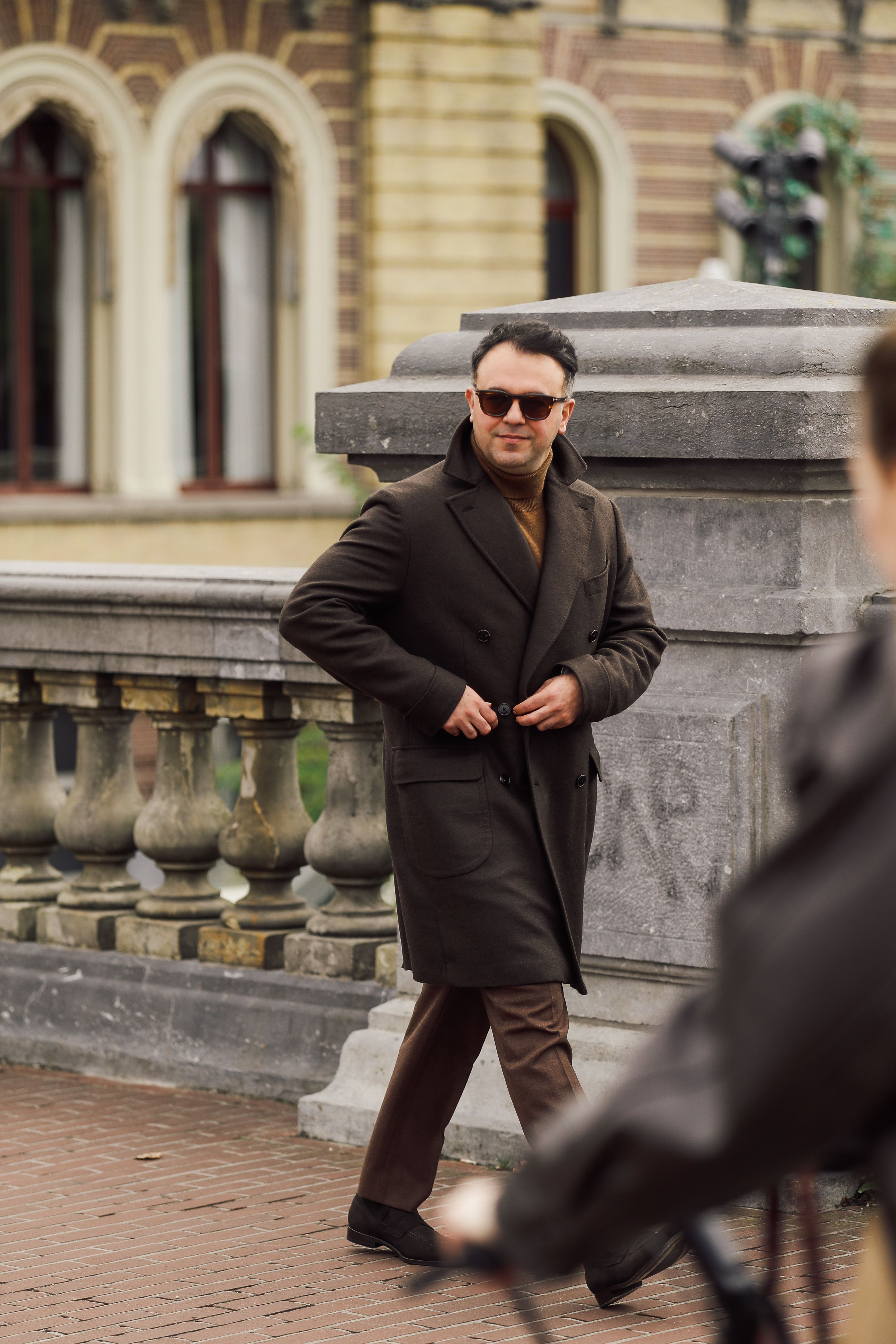Bruine pak op maat van Ettemadis
