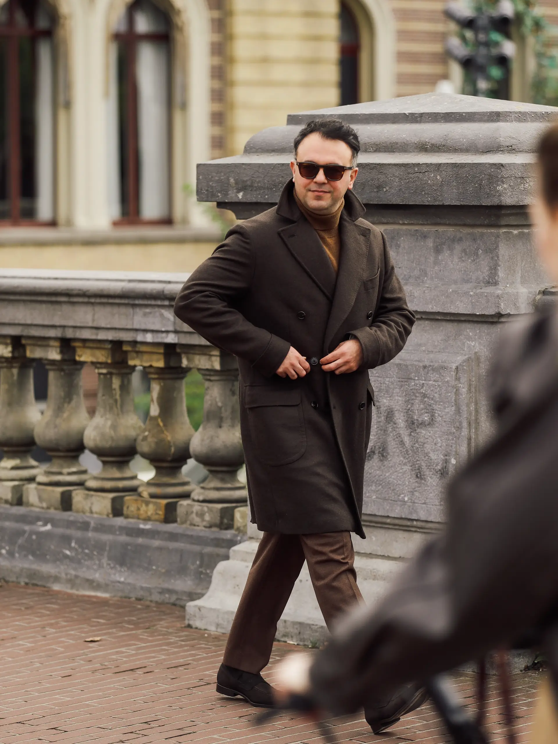 Bruine pak op maat van Ettemadis
