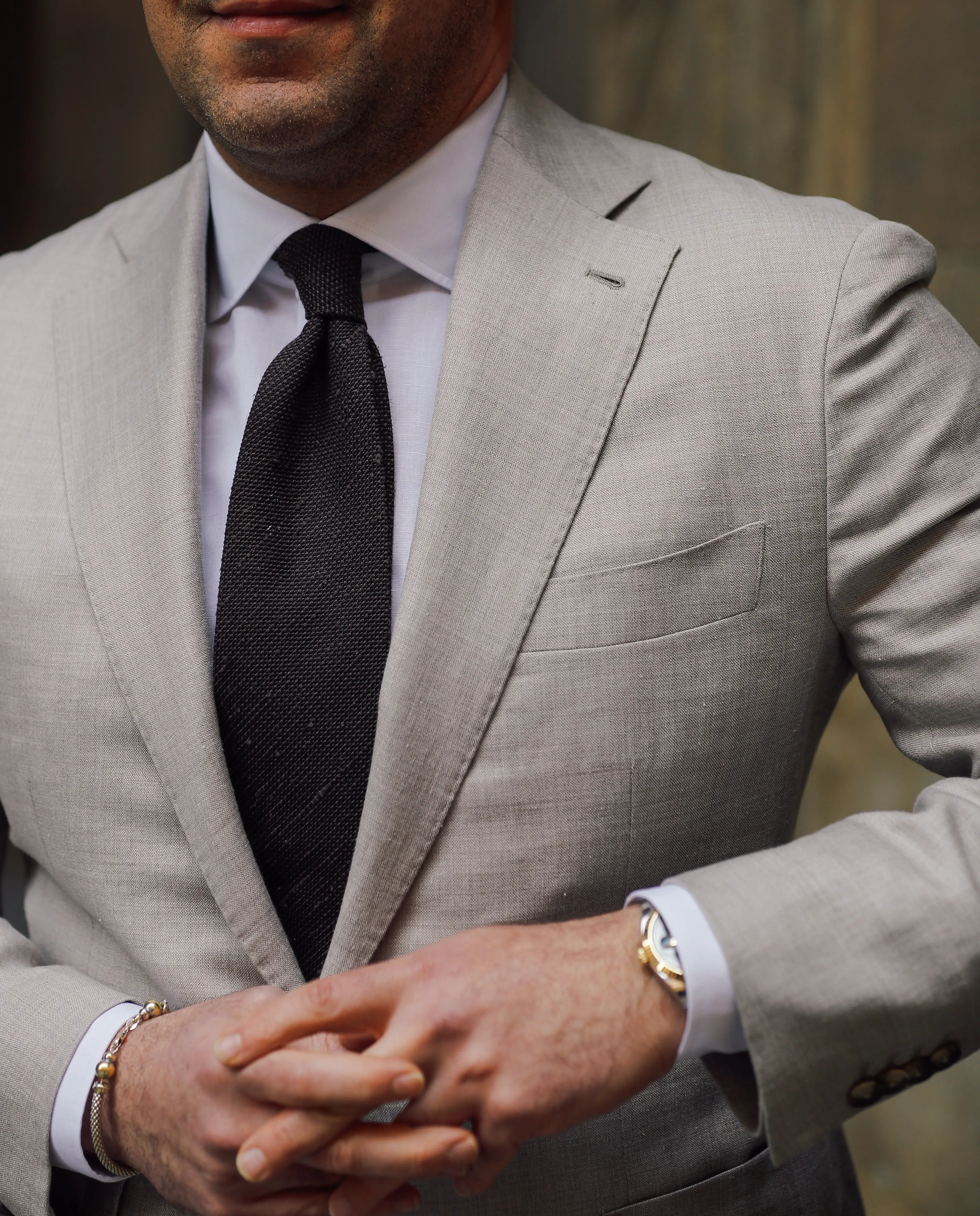 grijs maatpak van Ettemadis, nieuwe collectie lente zomer 2026