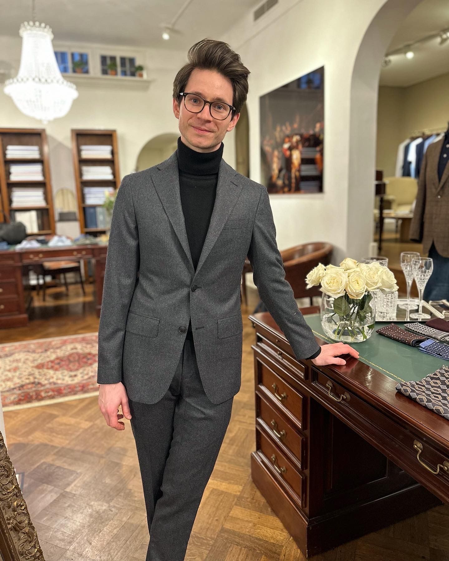 Klant in grijs maatpak bij Ettemadis Den Haag