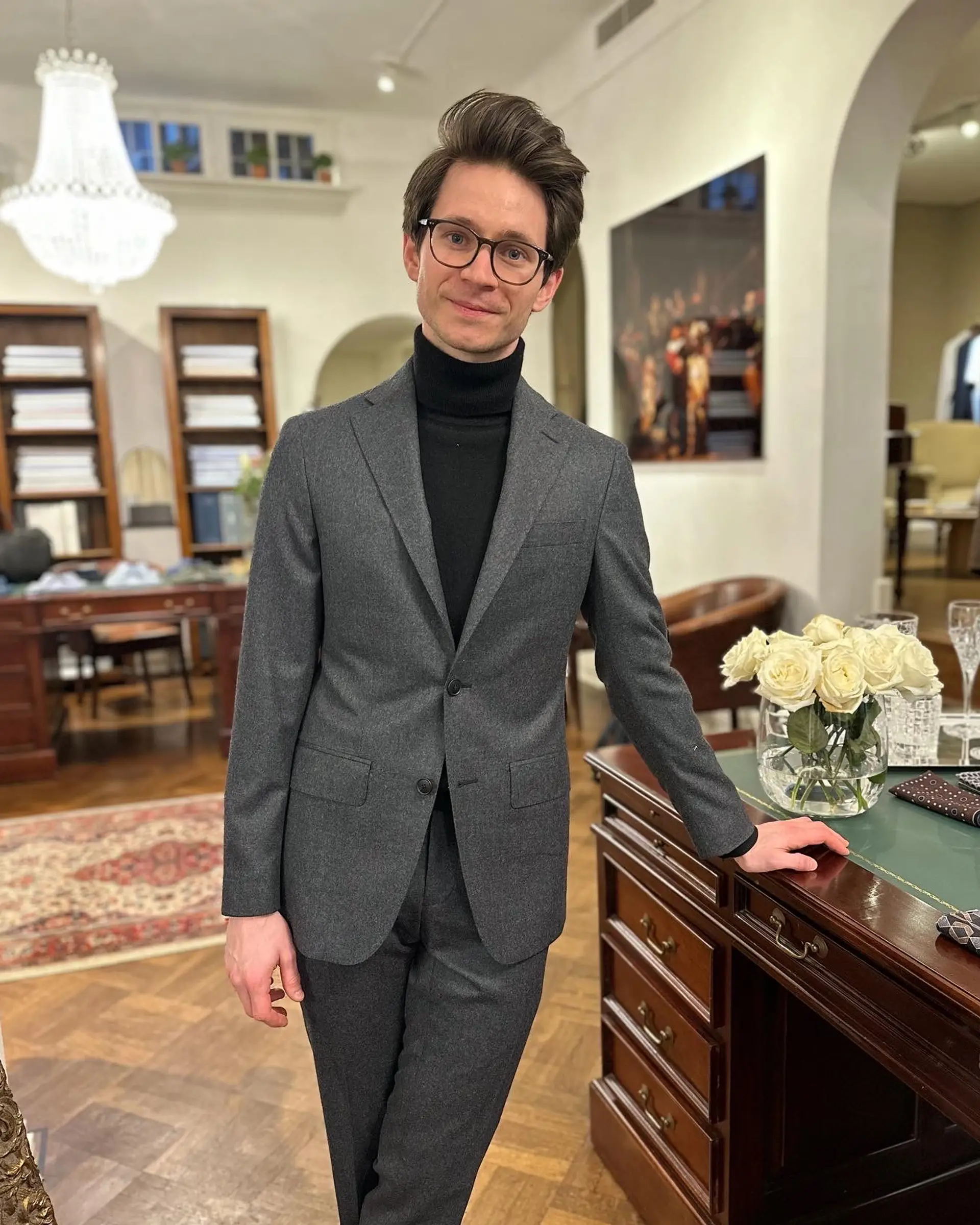 Klant in grijs maatpak bij Ettemadis Den Haag