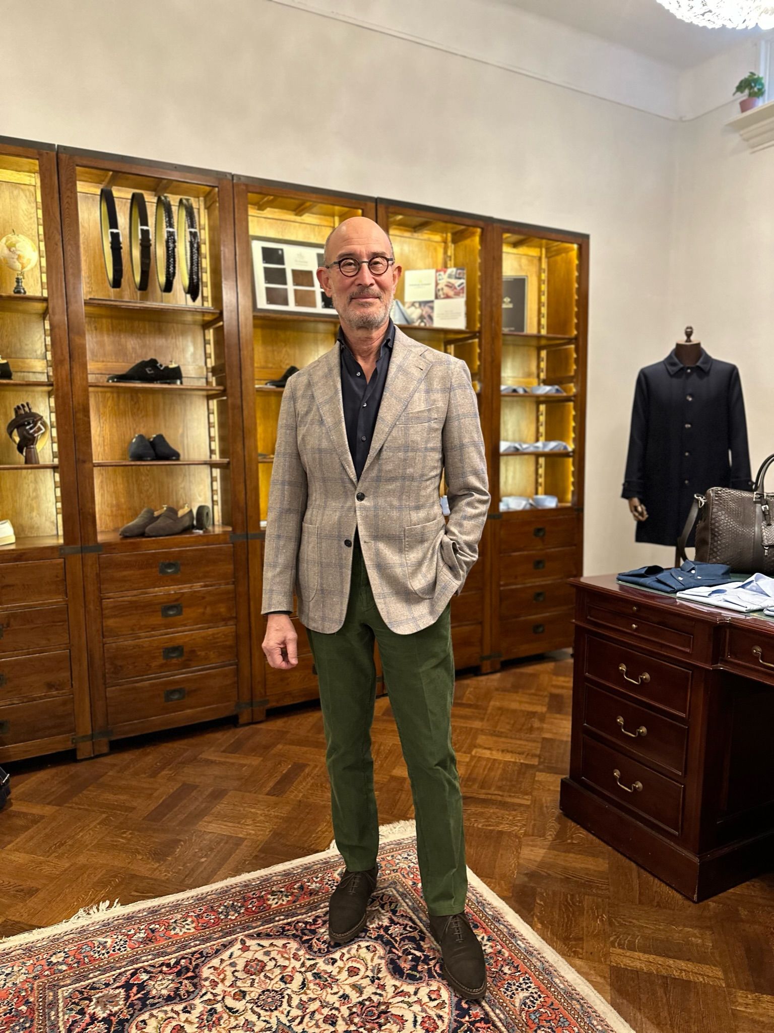 Klant in op maat gemaakt cashmere colbert bij Ettemadis