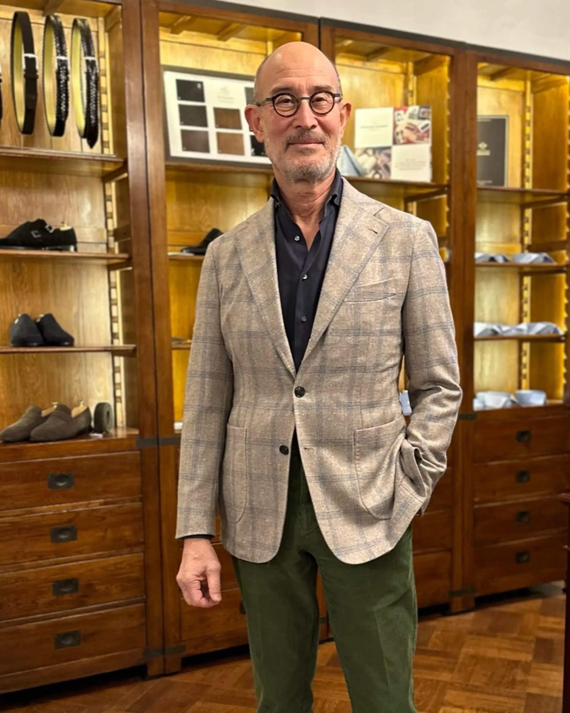 Klant in op maat gemaakt cashmere colbert bij Ettemadis