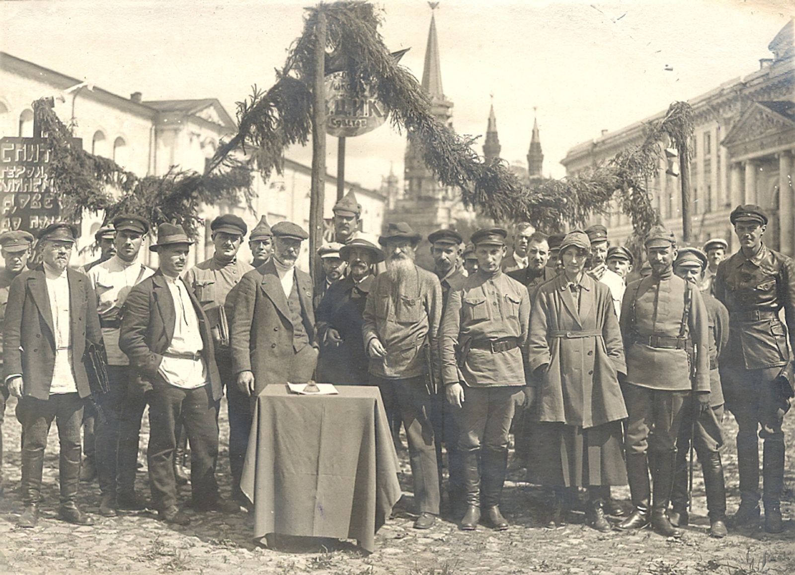 მაჯვნივ გიტისი, შუაში ლისოვსკი. 1920 წ.