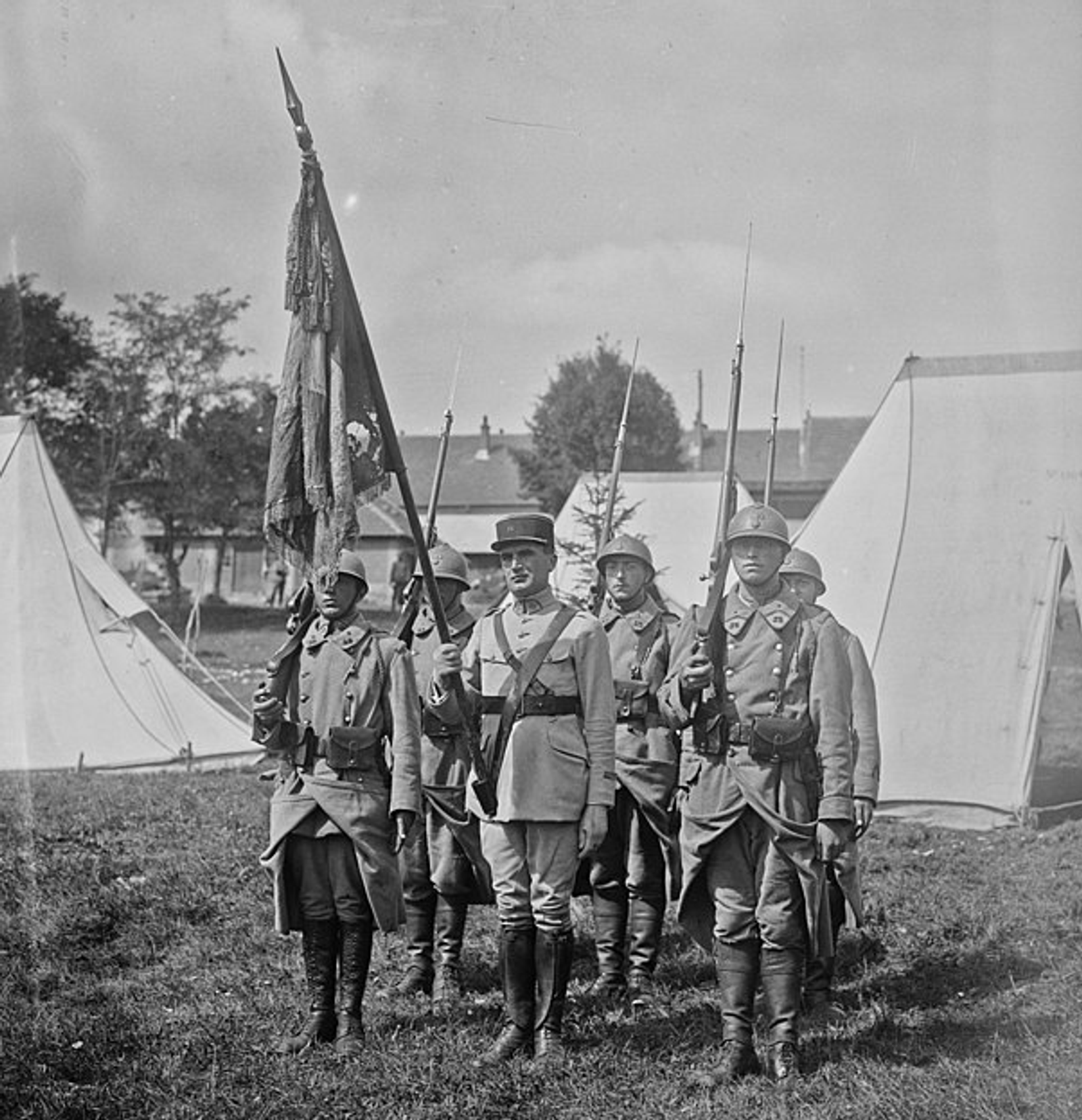 Screenshot_2021-03-23 640px-Soldats_du_35e_régiment_d'infanterie_au_camp_de_Valdahon,_septembre_1926 jpg (JPEG Image, 640 ×[...]