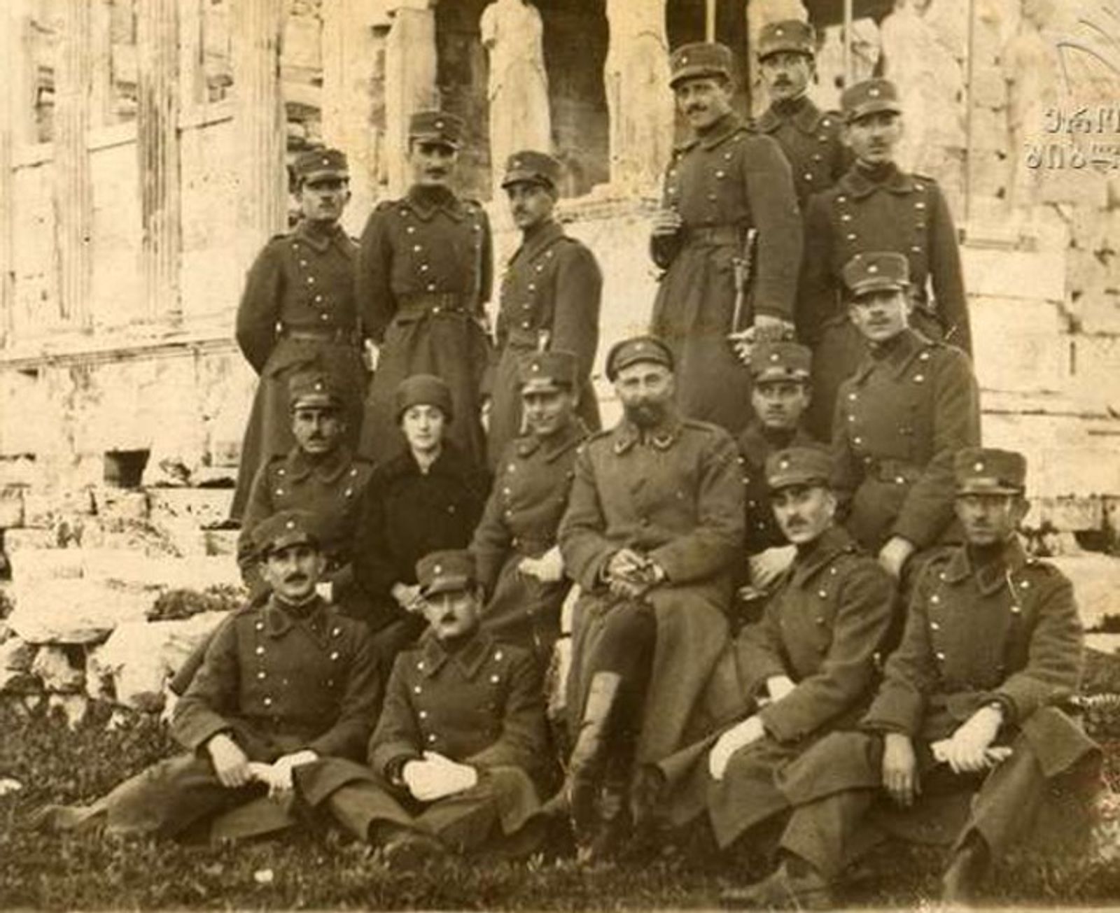 იუნკრები ათენში.