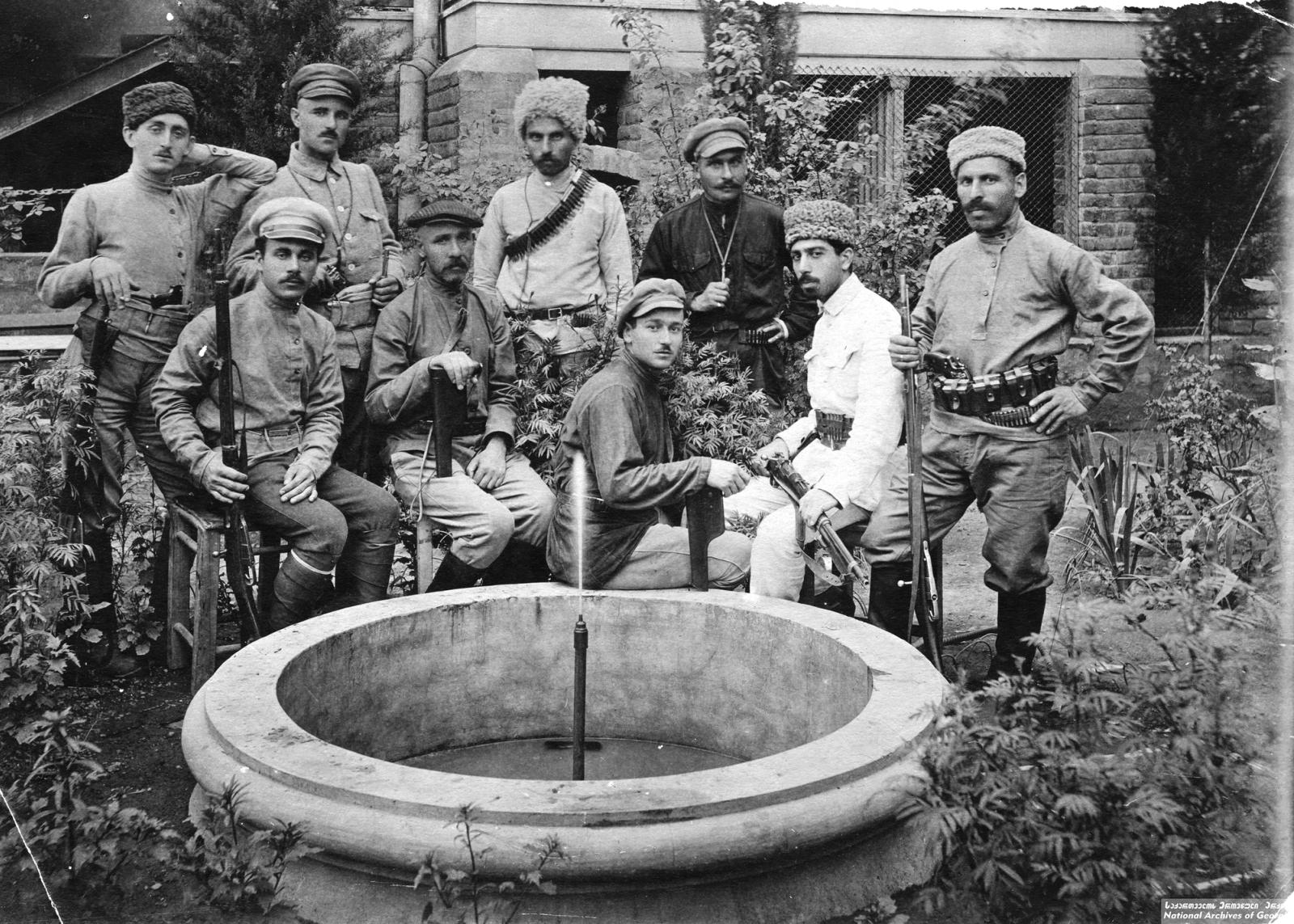 სახალხო გვარდიელები  სასახლის ეზოში (1918-1919 წ. თბილისი)