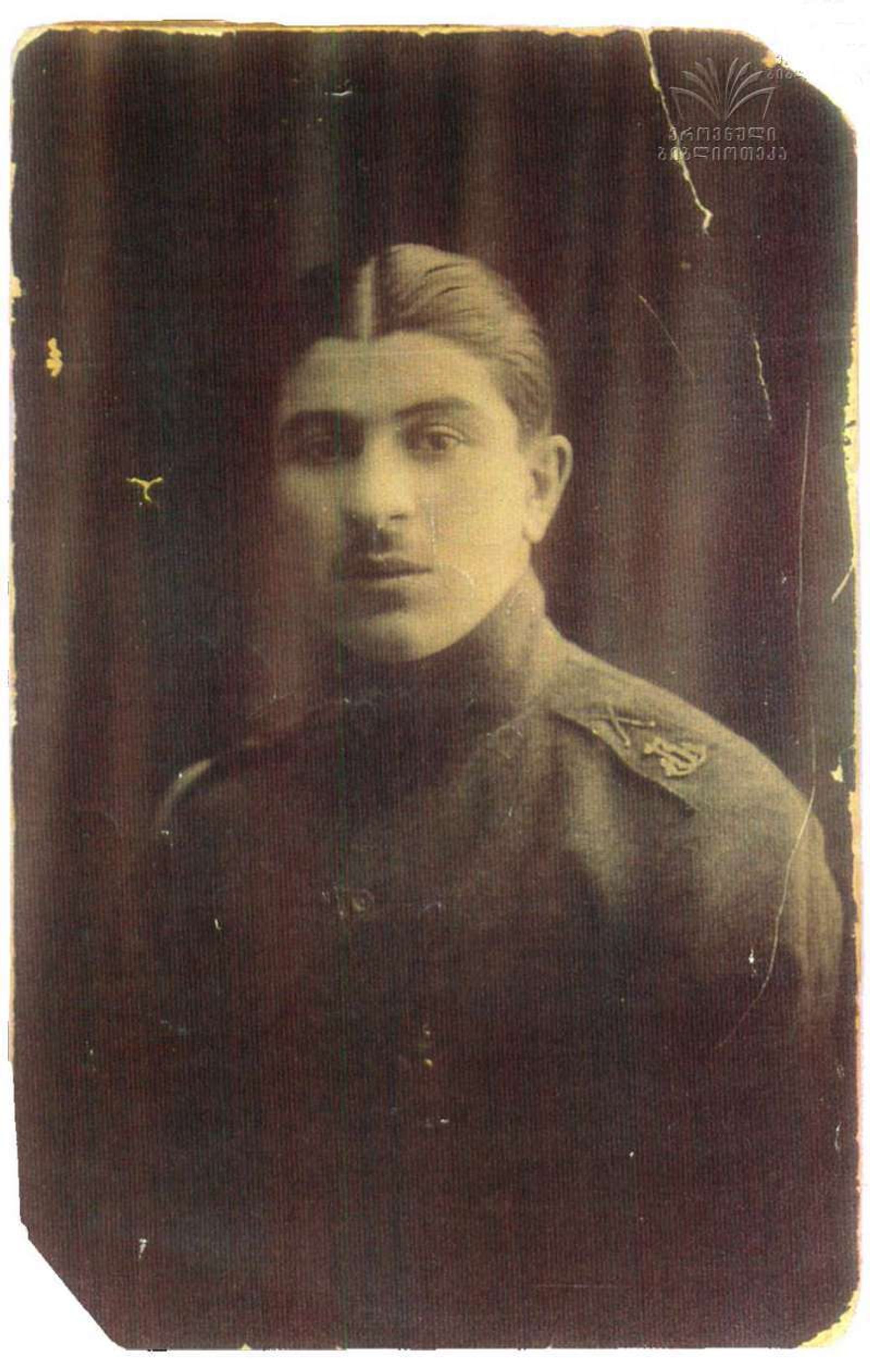 იუნკერი მიხეილ დადიანი სამხედრო სკოლის ფორმაში. 1920 წ.