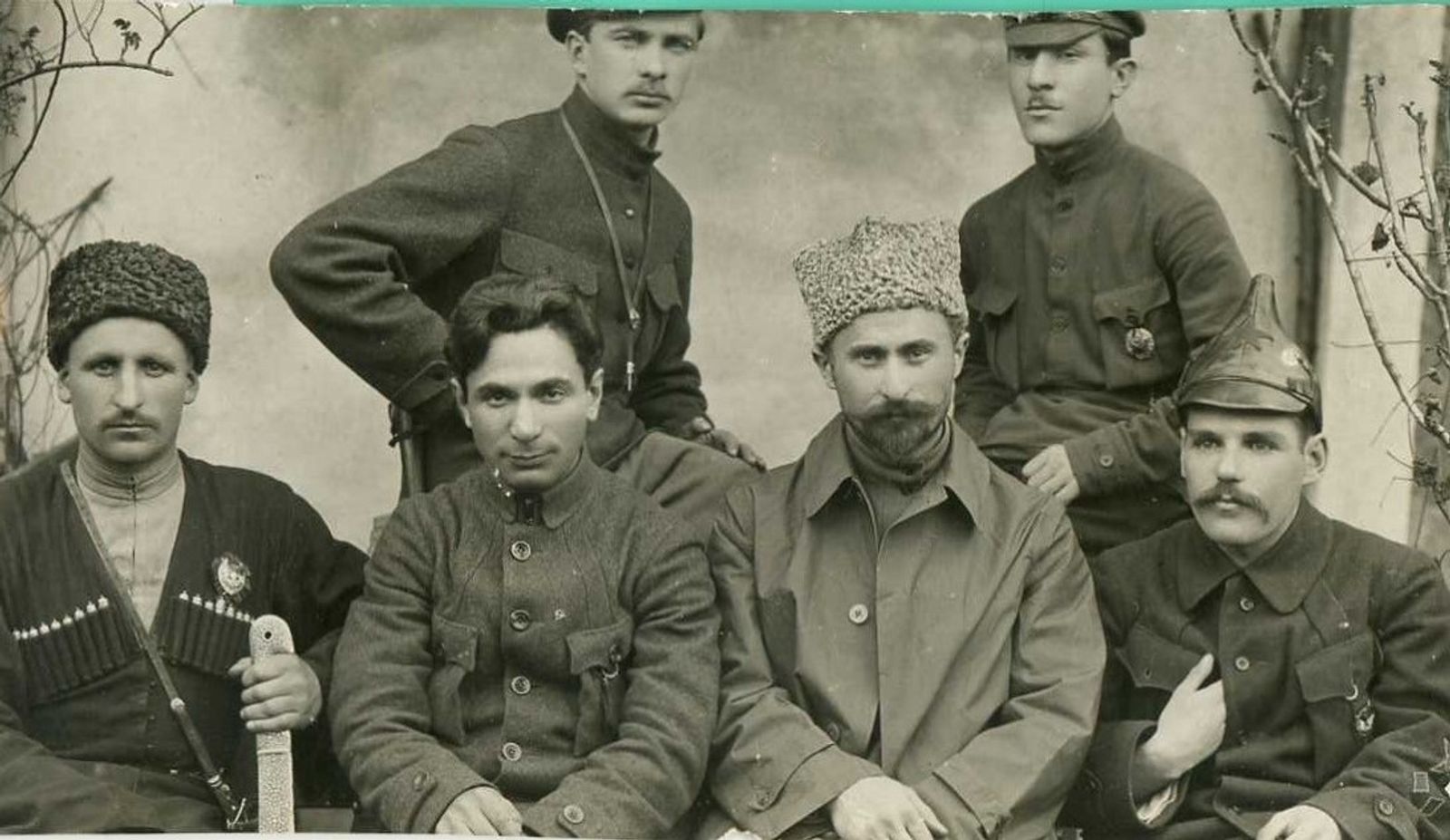 წითელი არმიის მეთაურები. ცენტრში ელიავა. მარცხნივ ჟლობა და მარჯვნივ კუიბიშევი. 1921 წ. ბათუმი