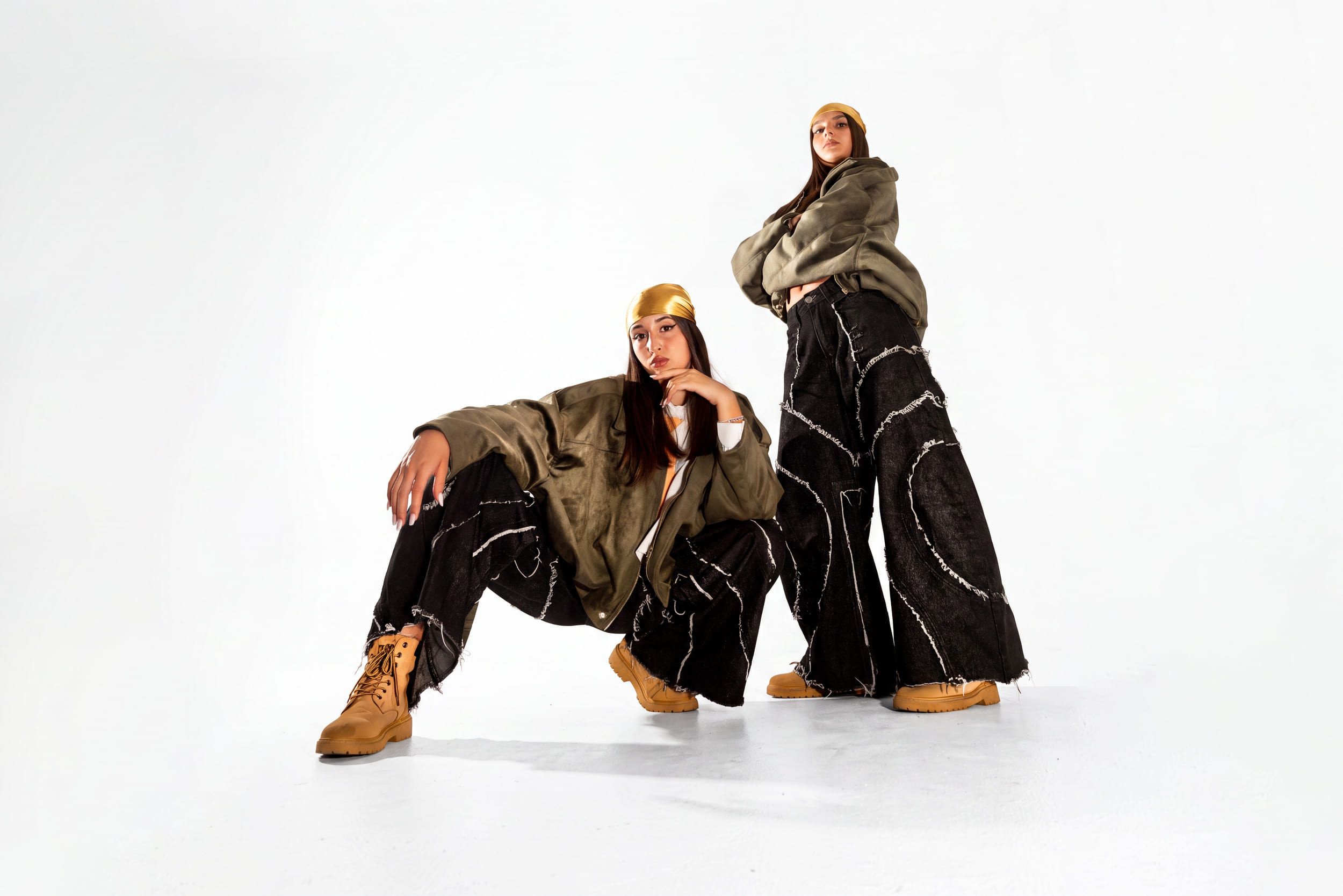 Due allieve di hip hop in posa, con abbigliamento streetwear
