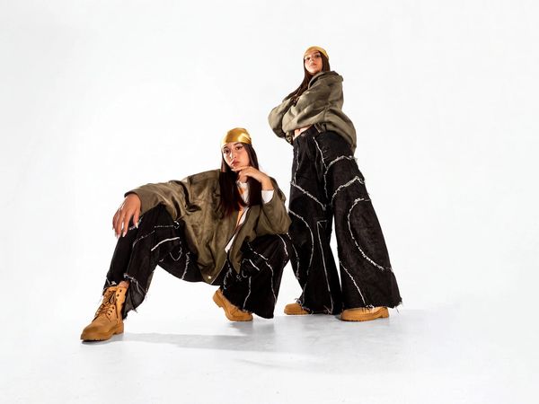 Due allieve di hip hop in posa, con abbigliamento streetwear