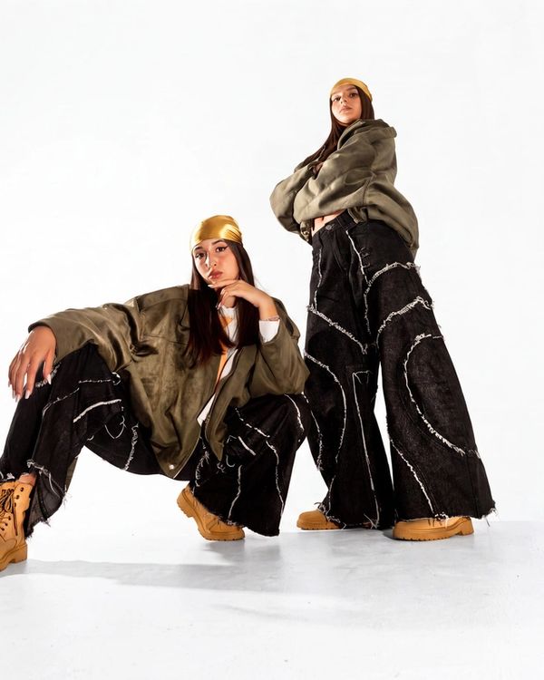 Due allieve di hip hop in posa, con abbigliamento streetwear