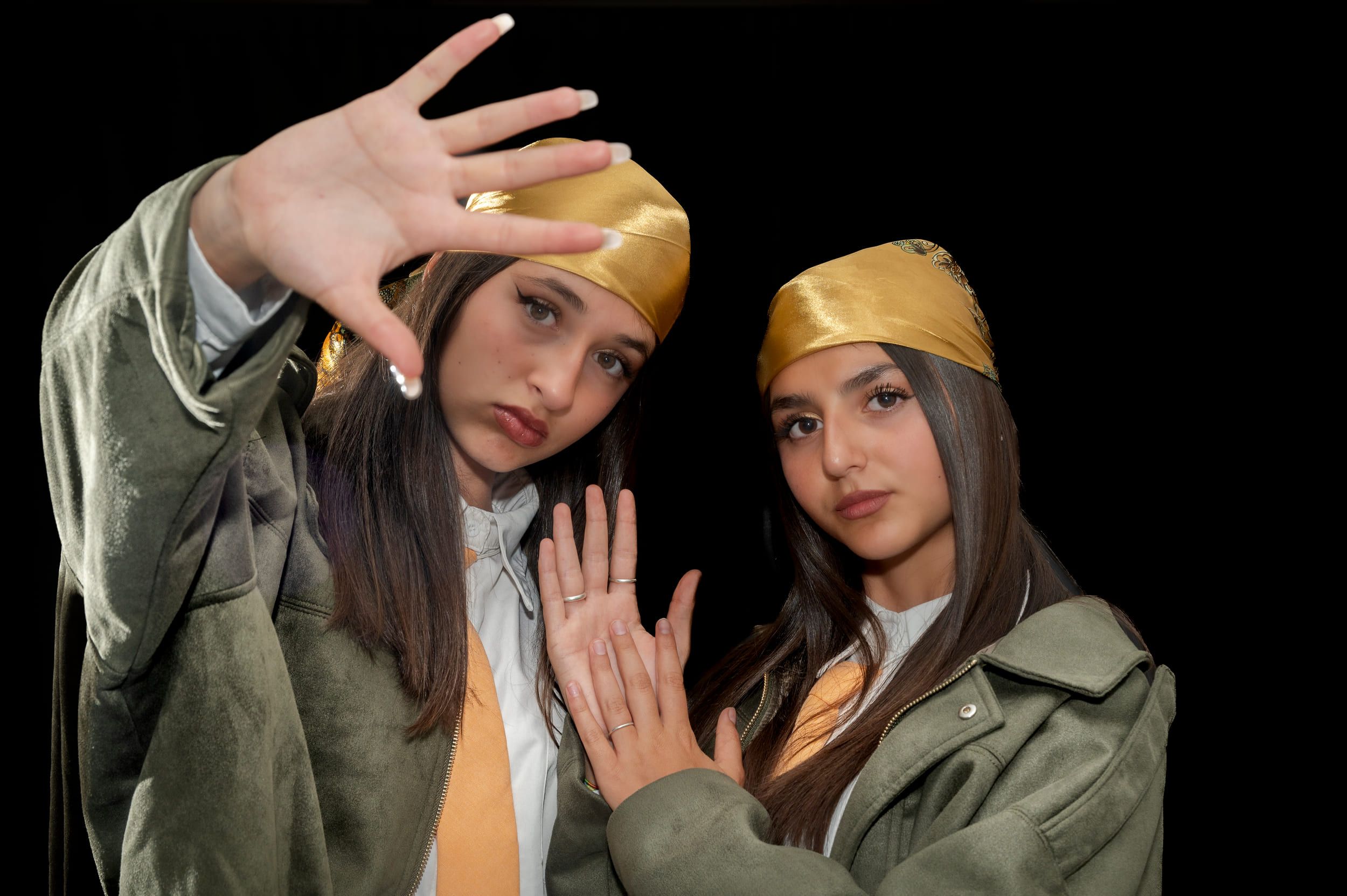 Due allieve di hip hop con le mani incrociate davanti al viso