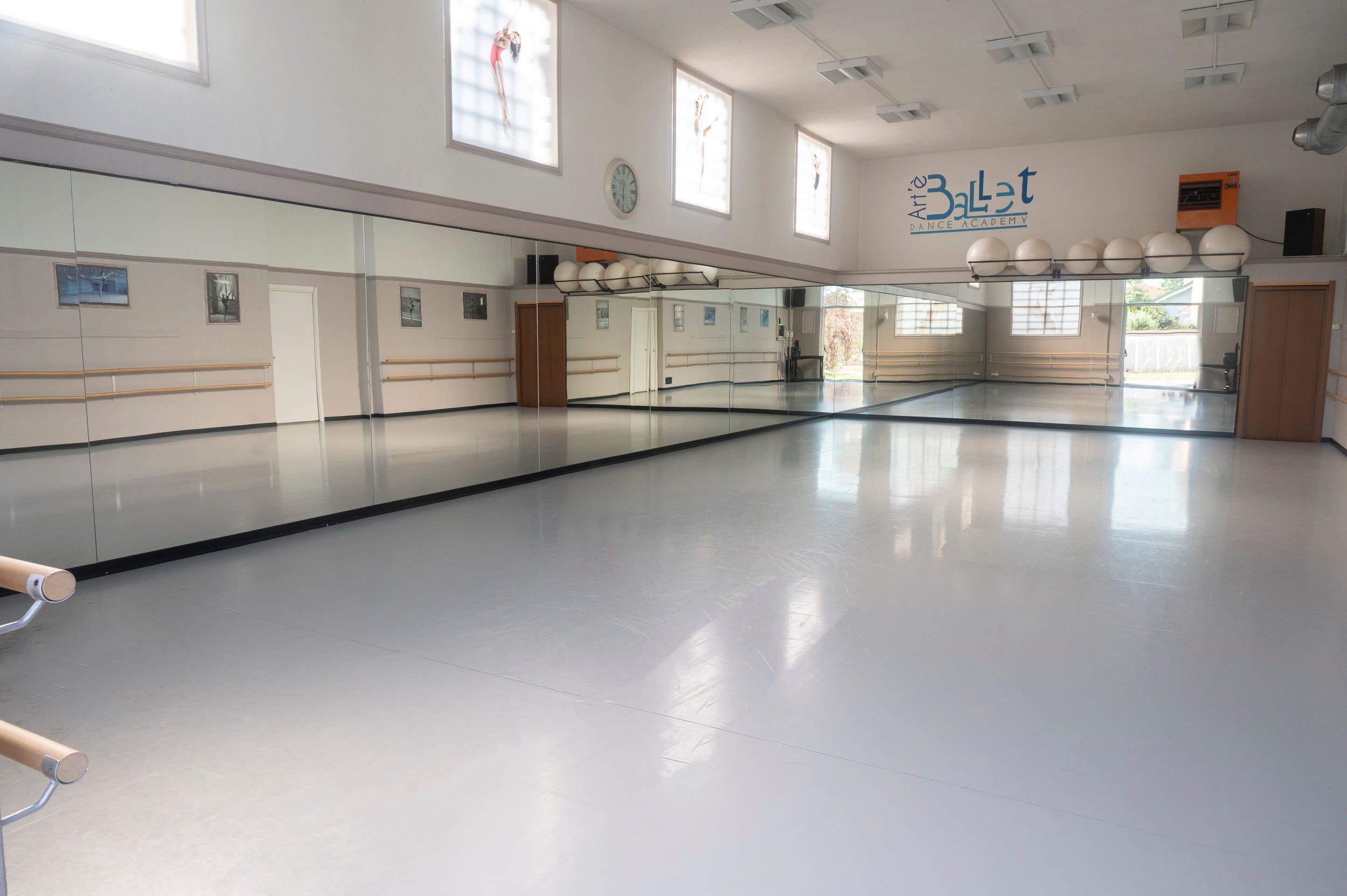 Sala 1, la sala più grande: specchi alle pareti e sbarre per la danza classica
