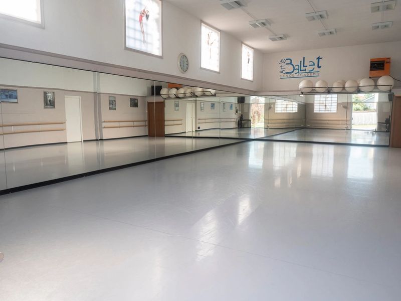 Sala 1, la sala più grande: specchi alle pareti e sbarre per la danza classica