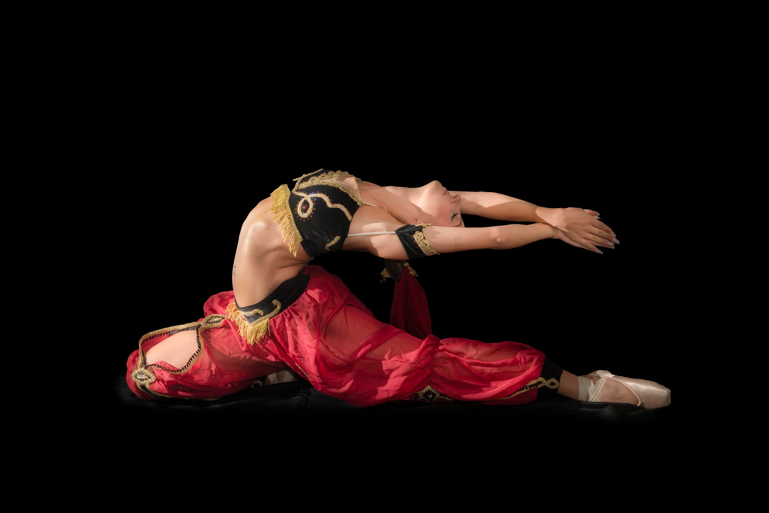 Ballerina in costume rosso durante una coreografia modern