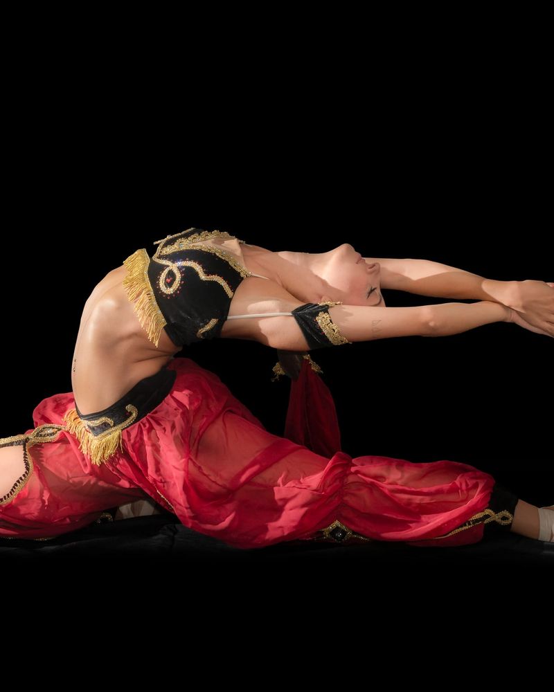 Ballerina in costume rosso durante una coreografia modern