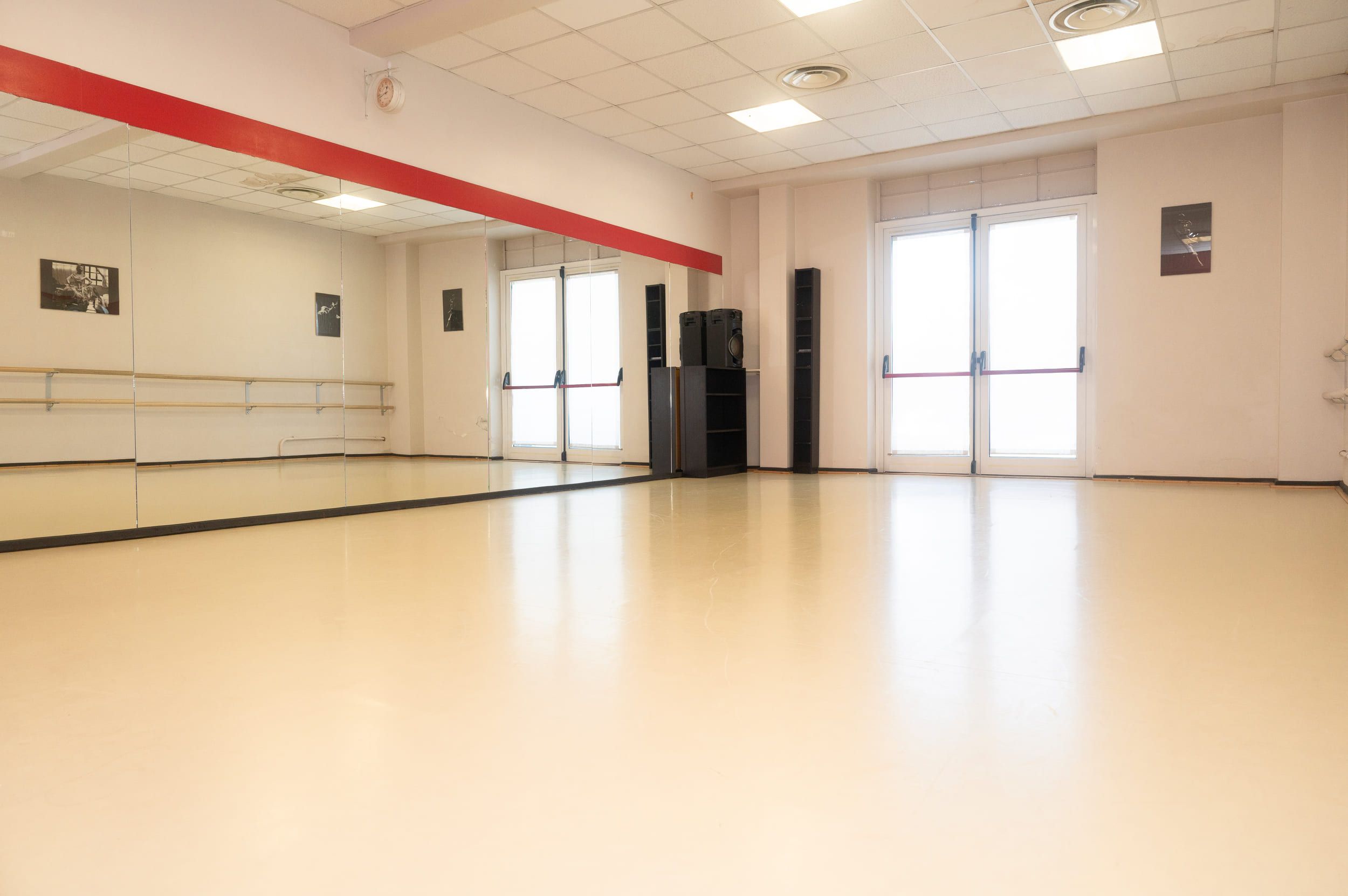 Sala 2: sala di danza con grandi finestre, molta luce naturale e sbarre alla parete