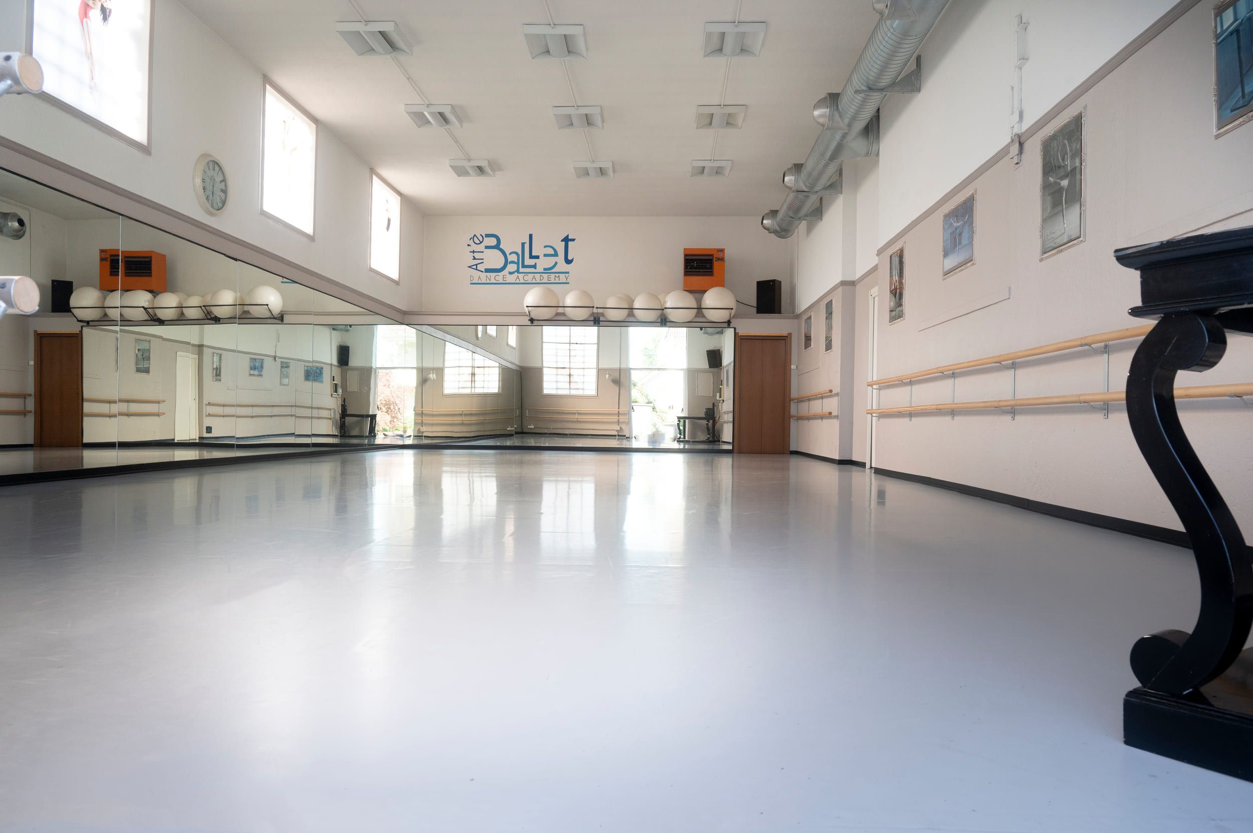 La sala grande di Art'è Ballet, con specchi e sbarre alla parete