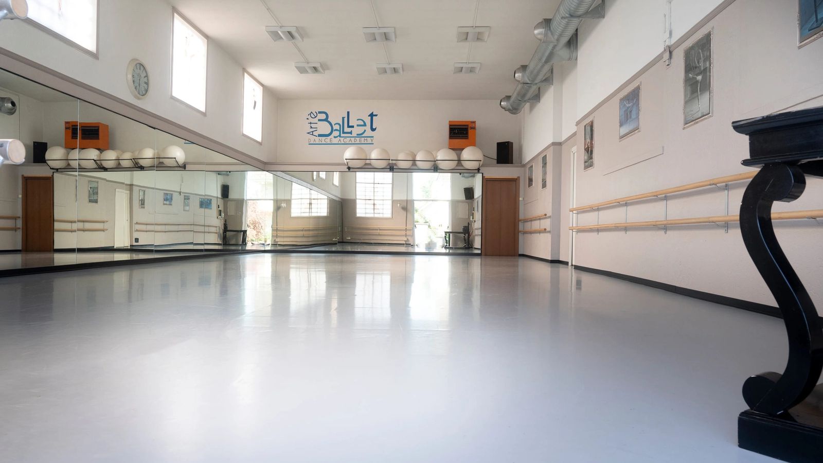 La sala grande di Art'è Ballet, con specchi e sbarre alla parete