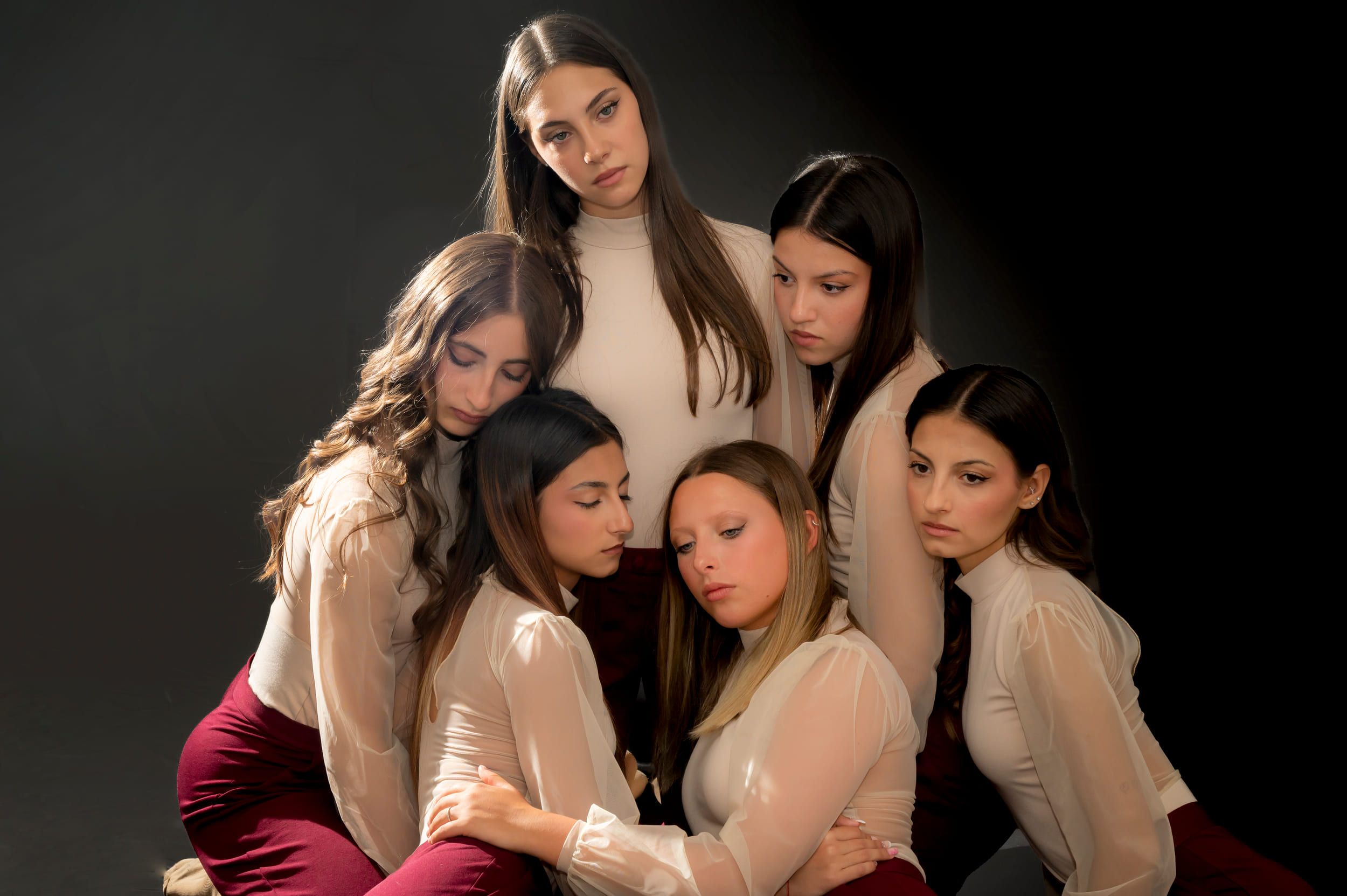 Gruppo di allieve in una composizione di danza contemporanea