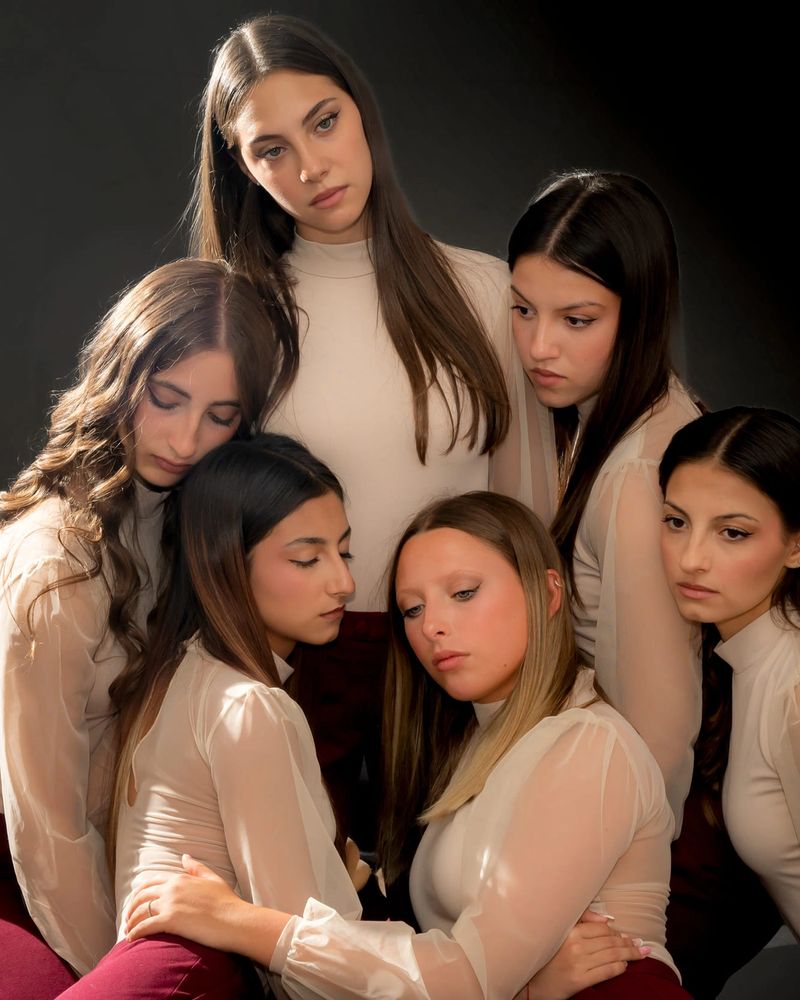 Gruppo di allieve in una composizione di danza contemporanea
