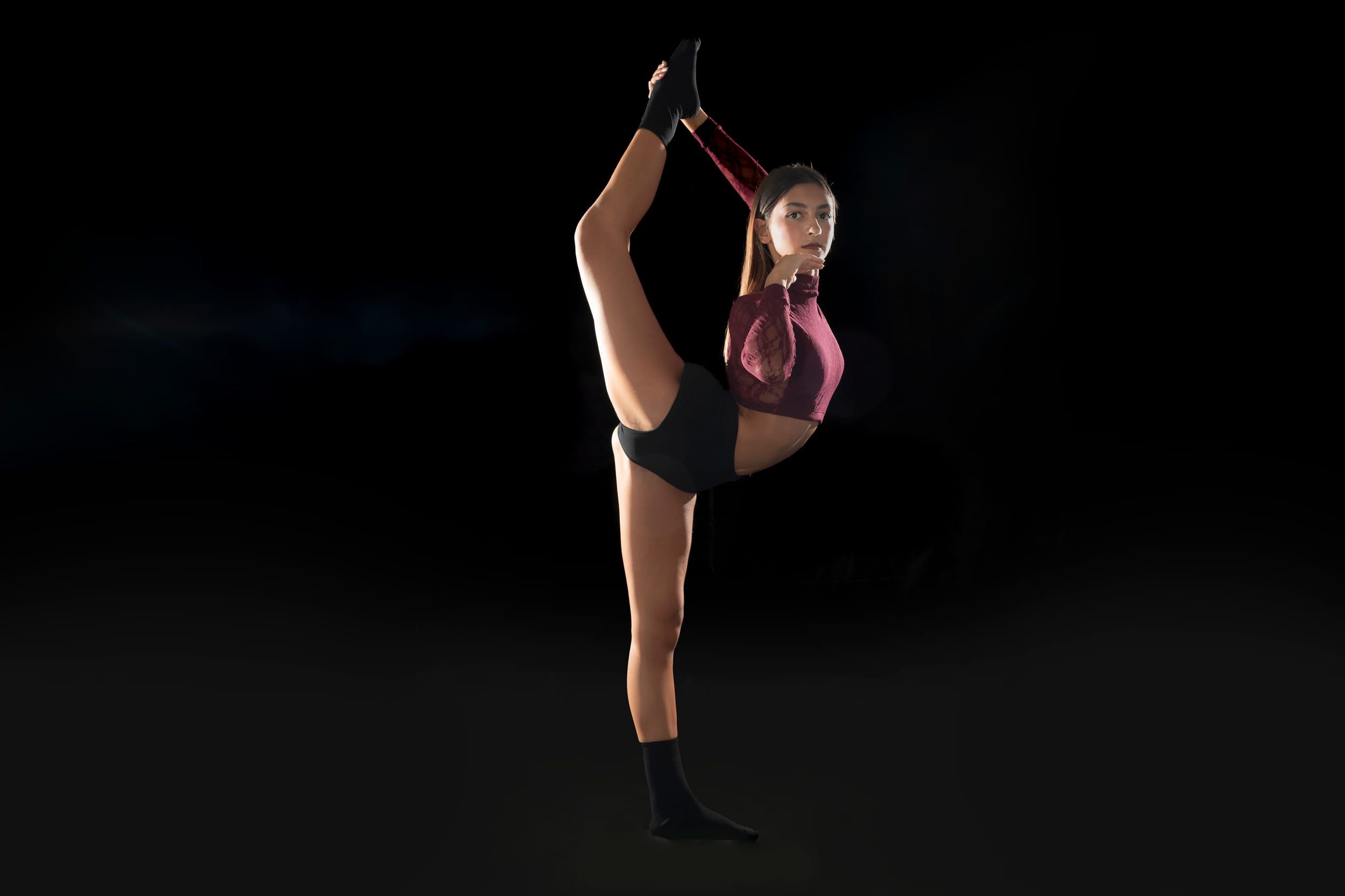 Allieva in spaccata verticale durante una lezione di Dance Flexibility
