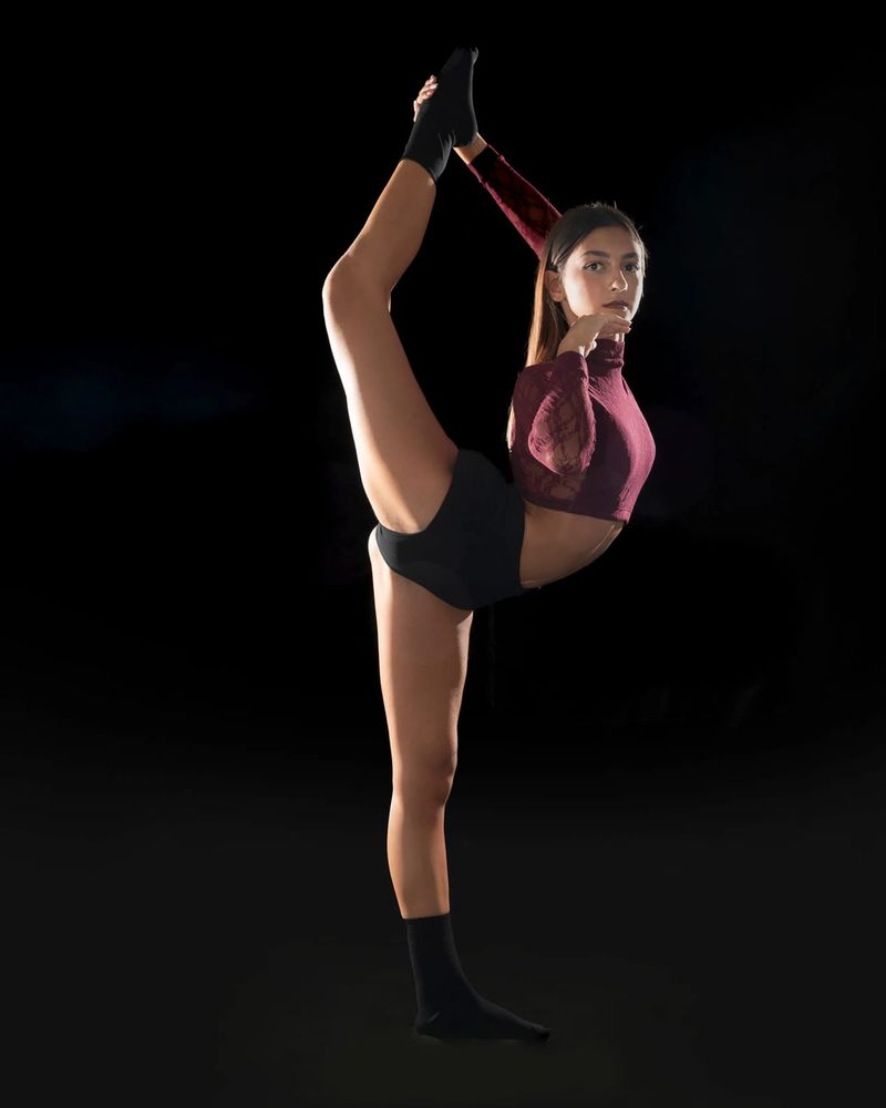 Allieva in spaccata verticale durante una lezione di Dance Flexibility