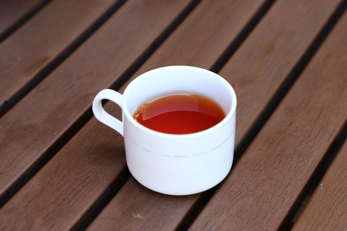ホワイトティーの清潔感と静かな余韻をイメージさせる白いカップの茶と湯気
