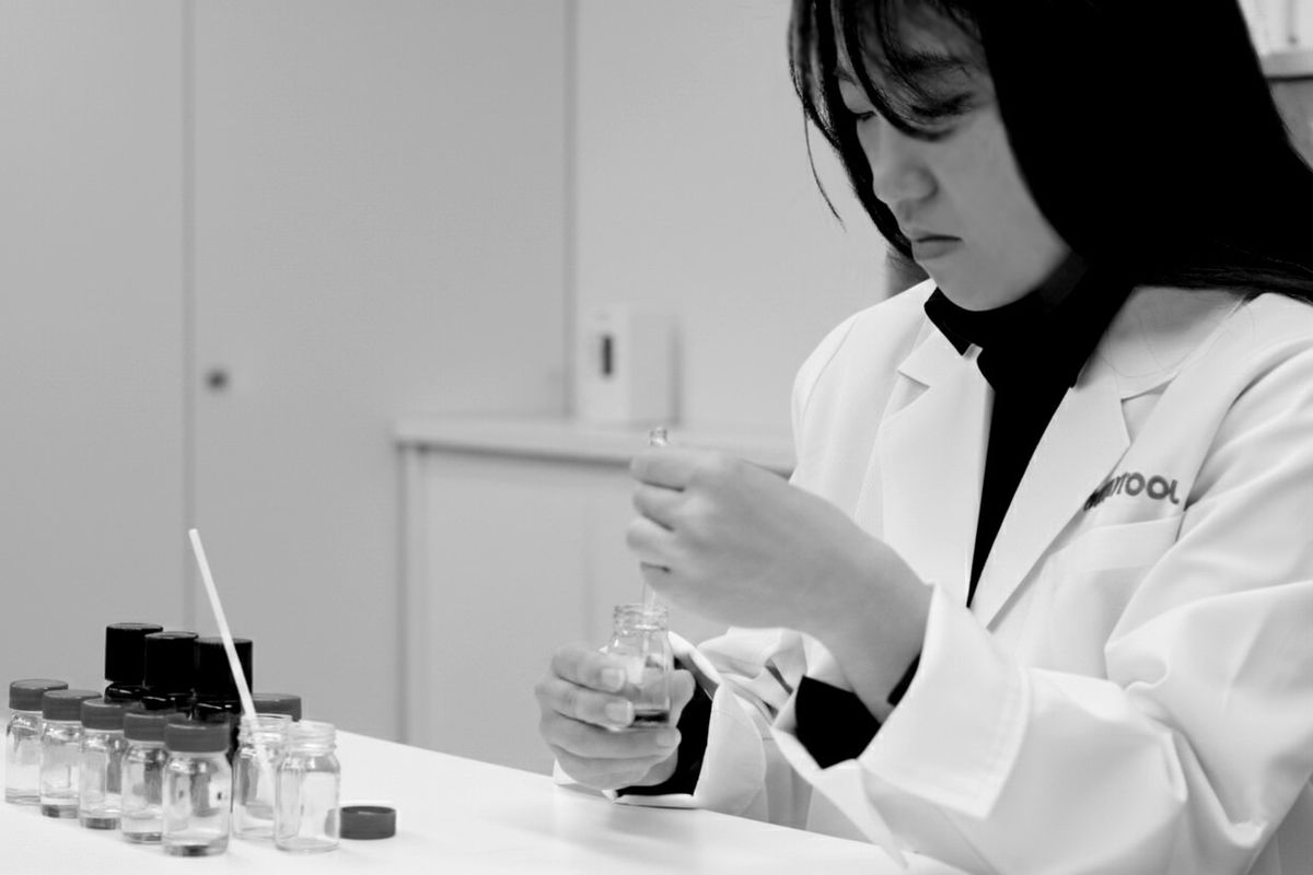 プロモツールのフレグランスアナリスト西野静恵。化学分析と調香を融合し、エビデンスに基づく香り開発を行う。