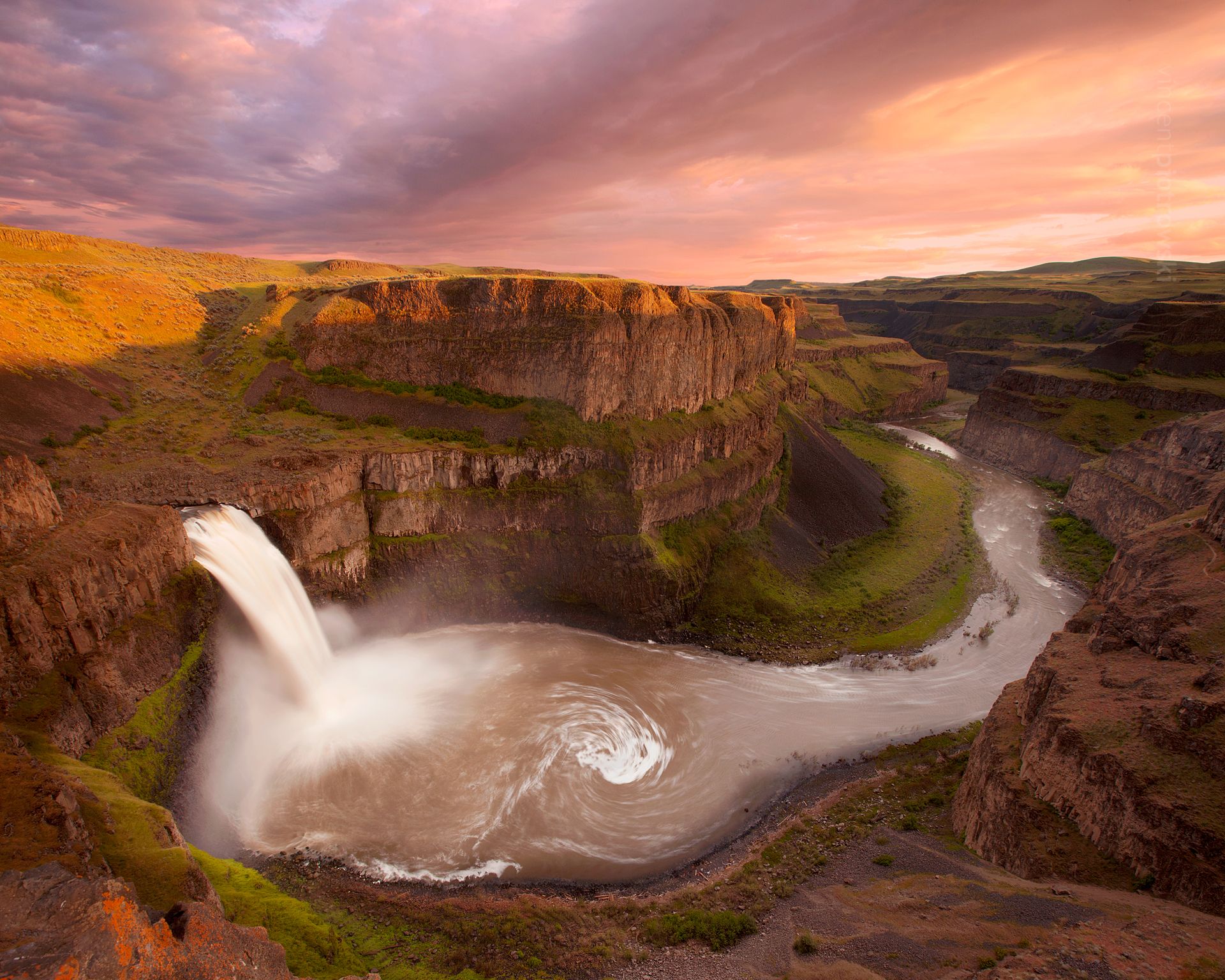 A picture of Palouse Falls in Washington taken at sunset