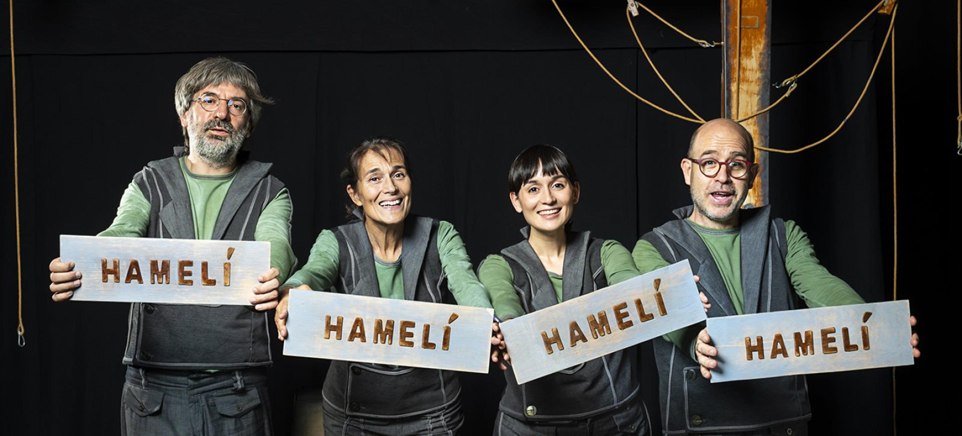 Companyia Xip Xap amb cartells promocionals de l'espectacle de Hamelí