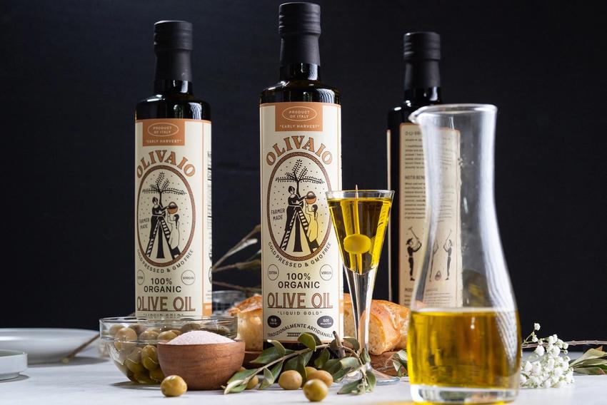 Organic olive oil packaging with an Italian origin