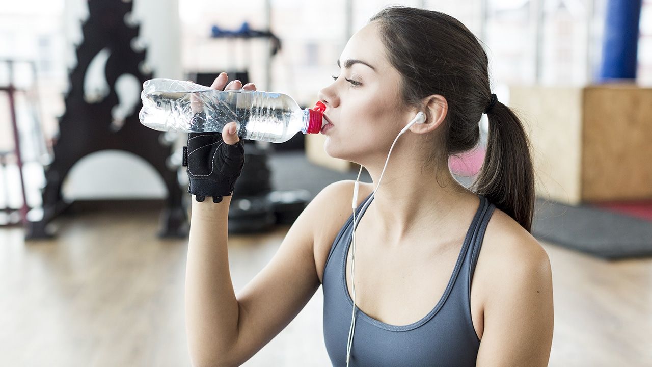 Mujer hidratándose con agua