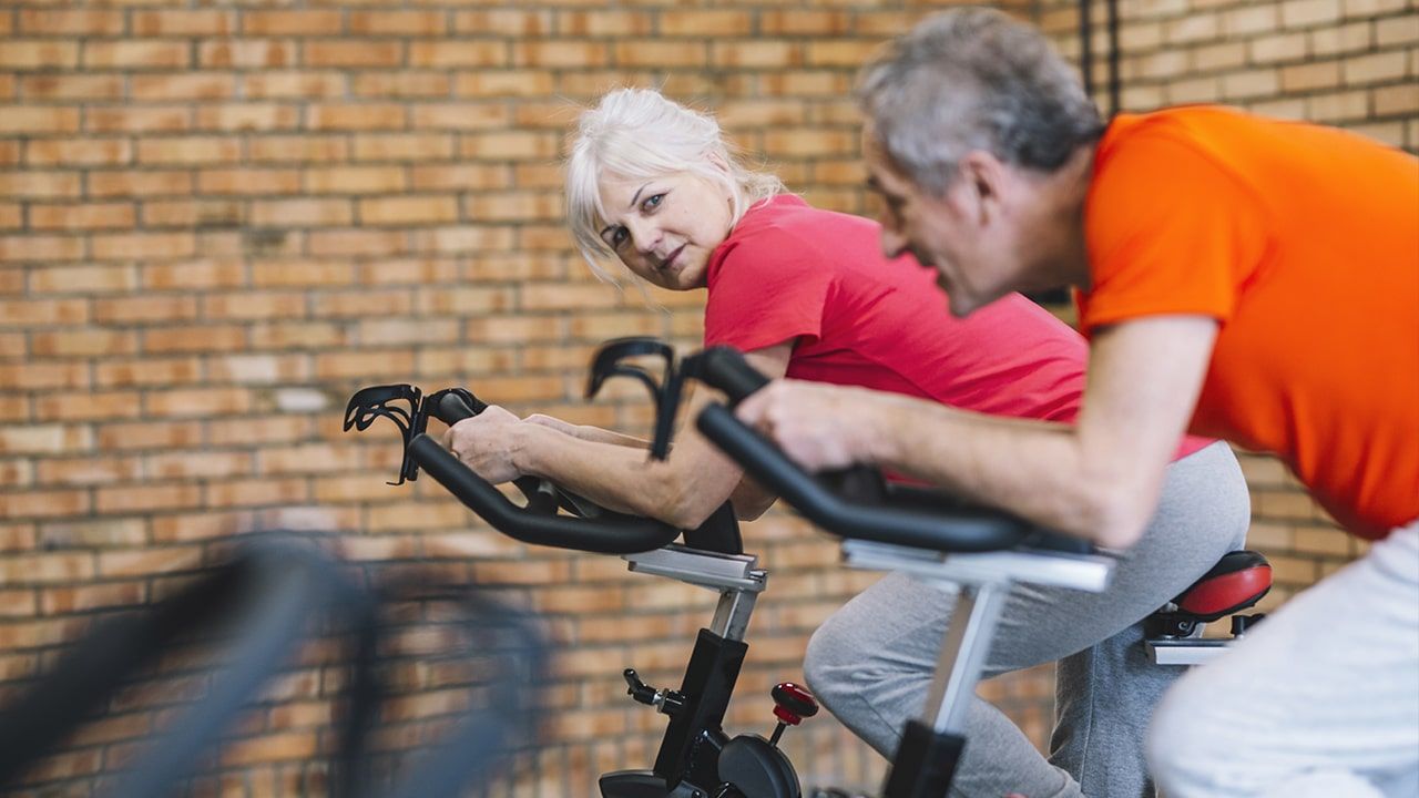 Spinning para todos: Practicando el ejercicio en bicicleta estática en mayores de edad