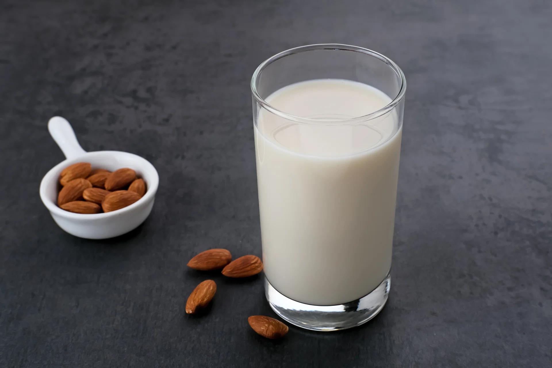 Vaso de leche de almendras