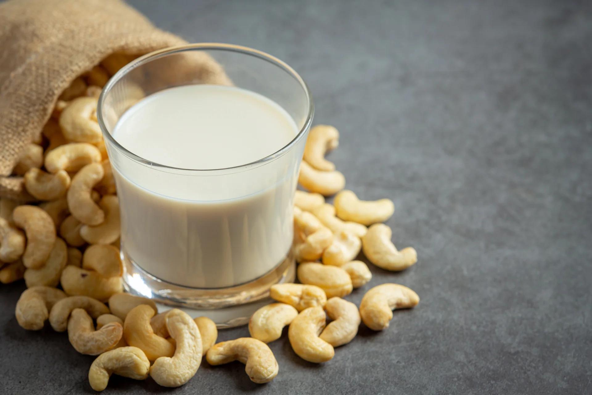 Con su sabor a nuez y textura sedosa, la leche de anacardo es una opción deliciosa y versátil