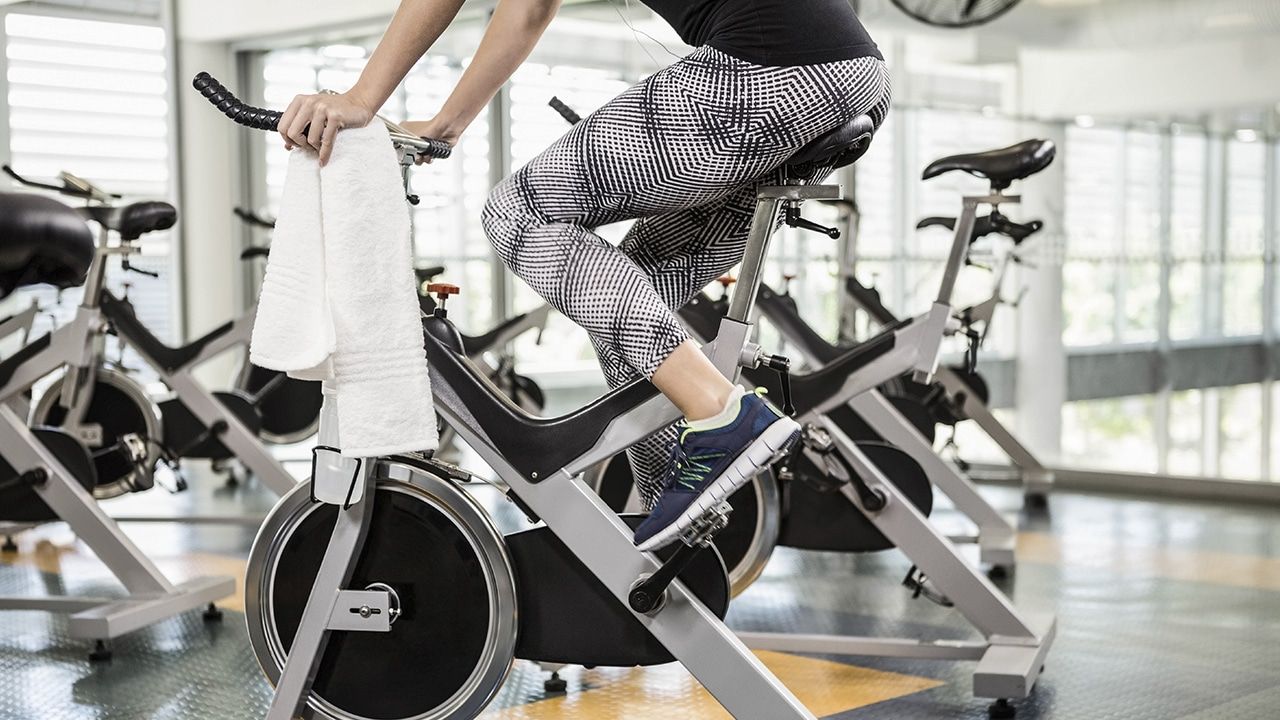 Realizando spinning en bicicleta estática