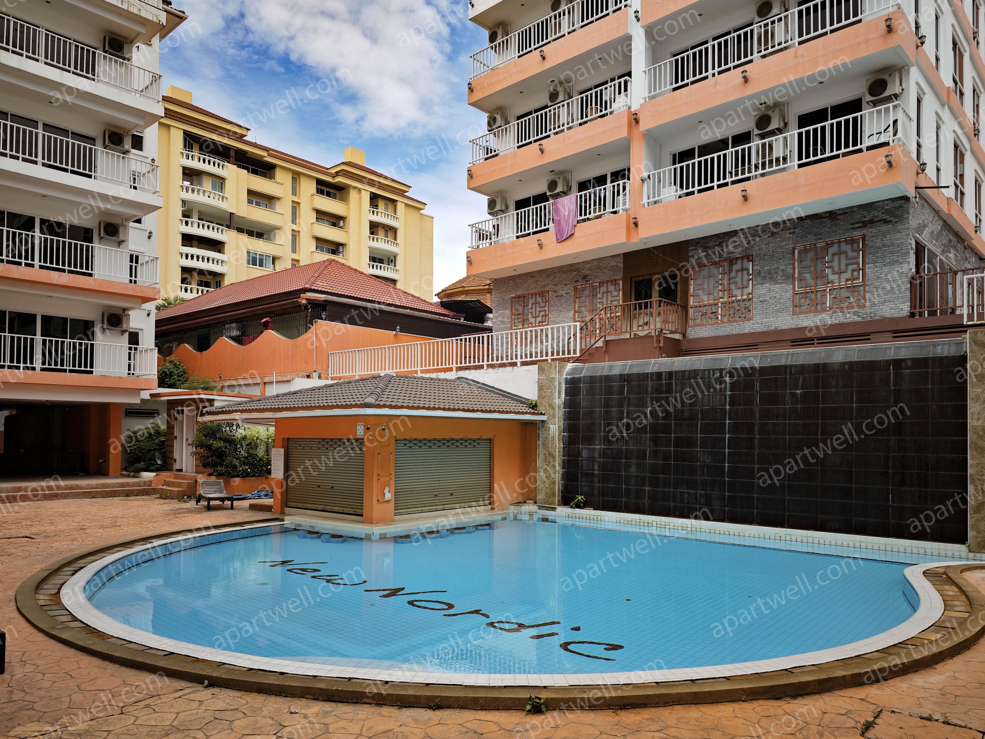 Ground-level round pool at New Nordic Trend 2, Pratumnak