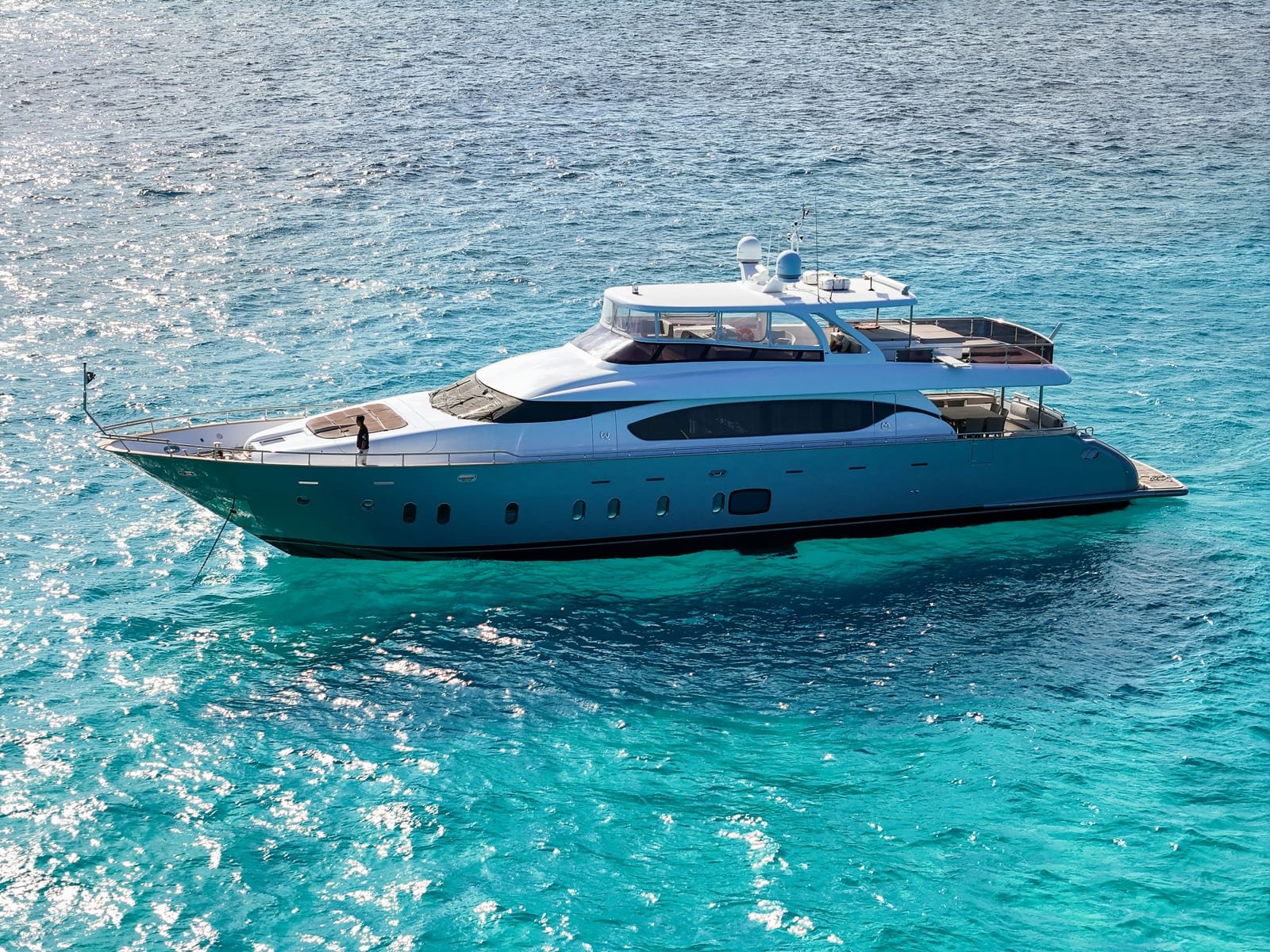Een motorjacht op helder turquoise water