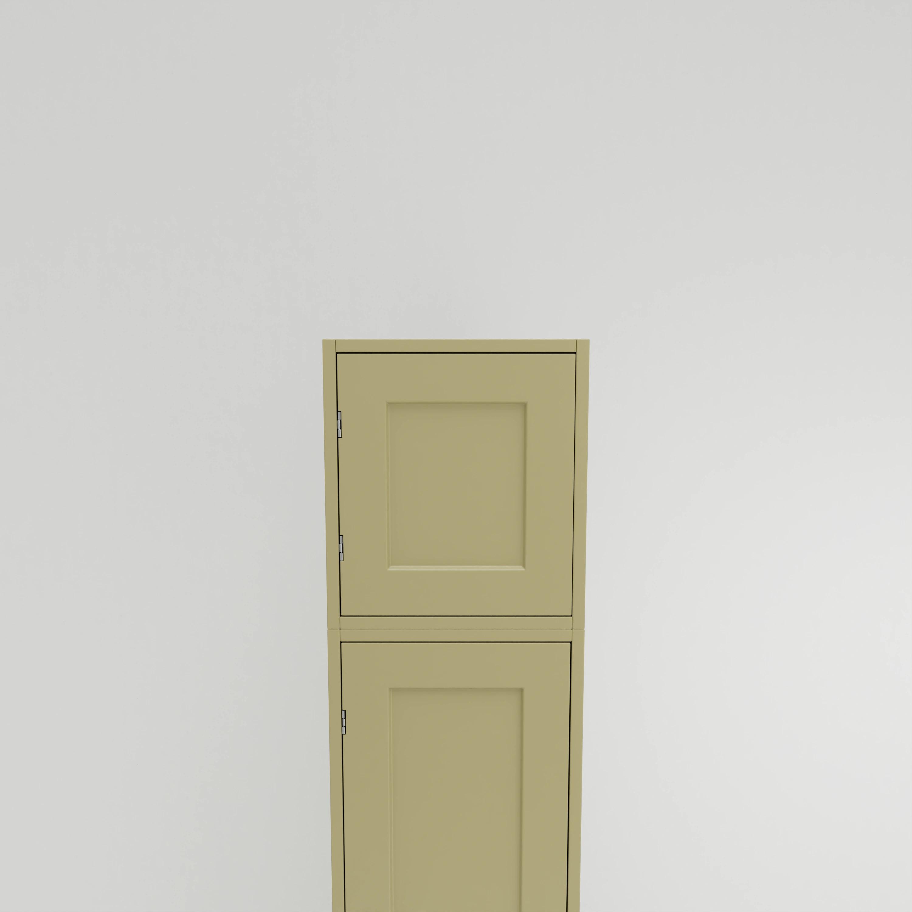 BT432: Toppskåp i shakerprofil monterat ovanpå ett högskåp, med dörr hängd till vänster.