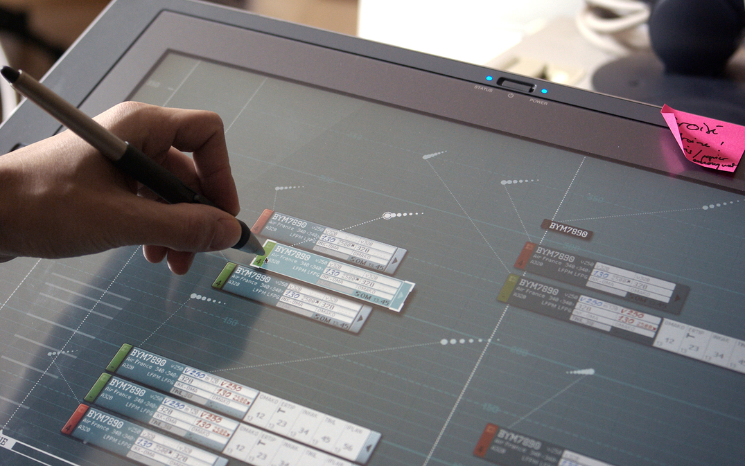 Interface tactile avec stylet sur écran Wacom cintiq 21 UX